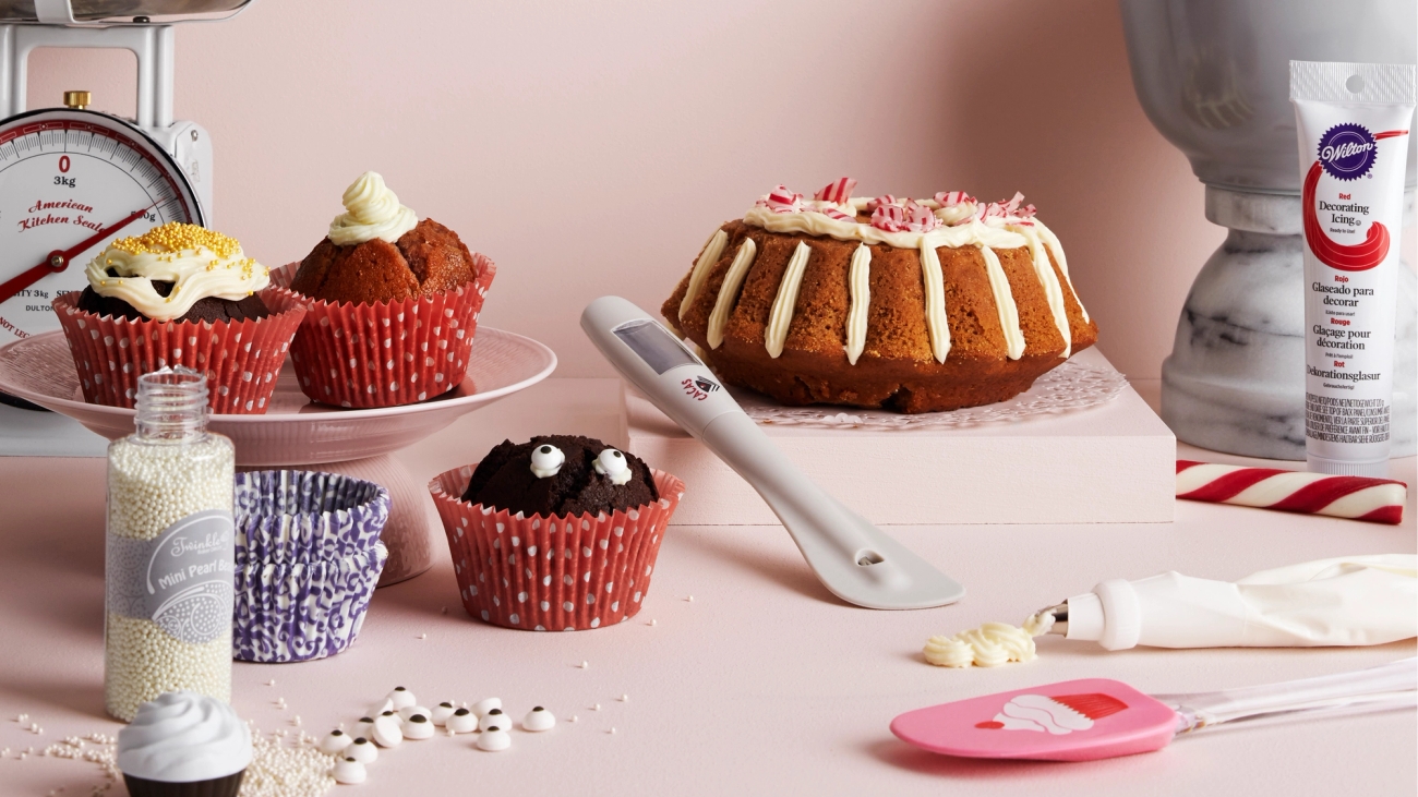 Cacas tårtor och muffins på rosa bakgrund