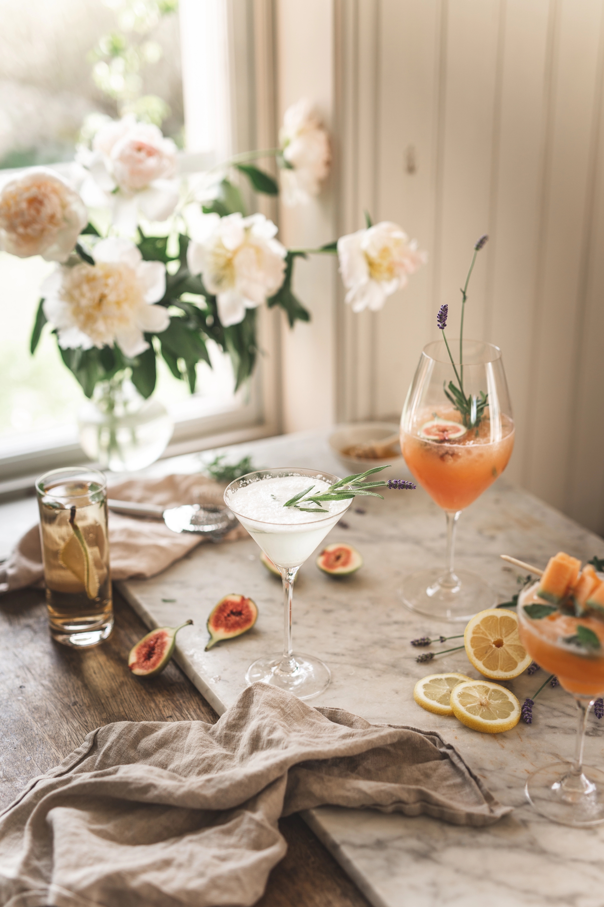 Somriga drinkar med citrusfrukter på ett bord