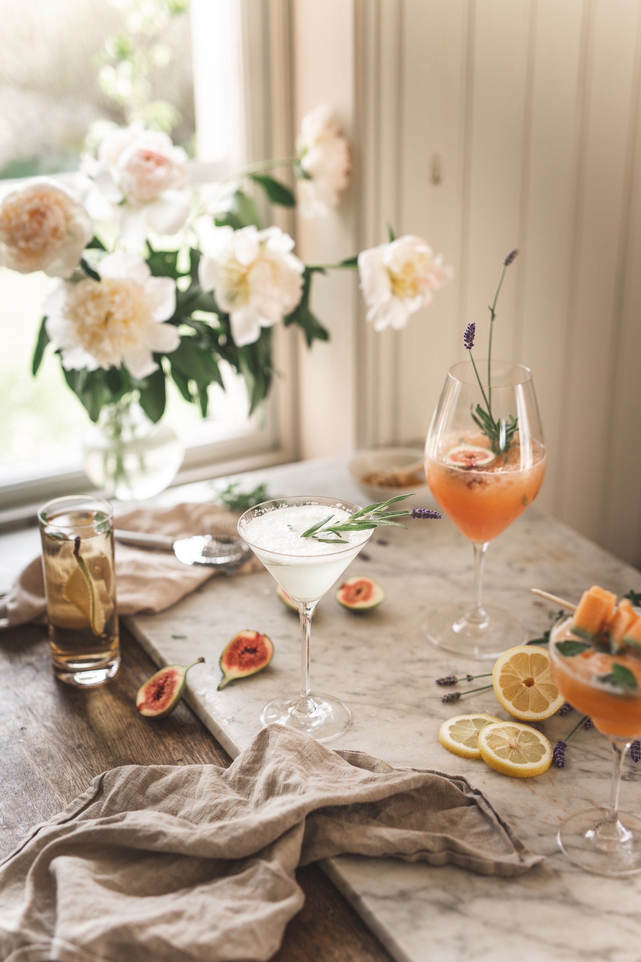 Somriga drinkar med citrusfrukter på ett bord