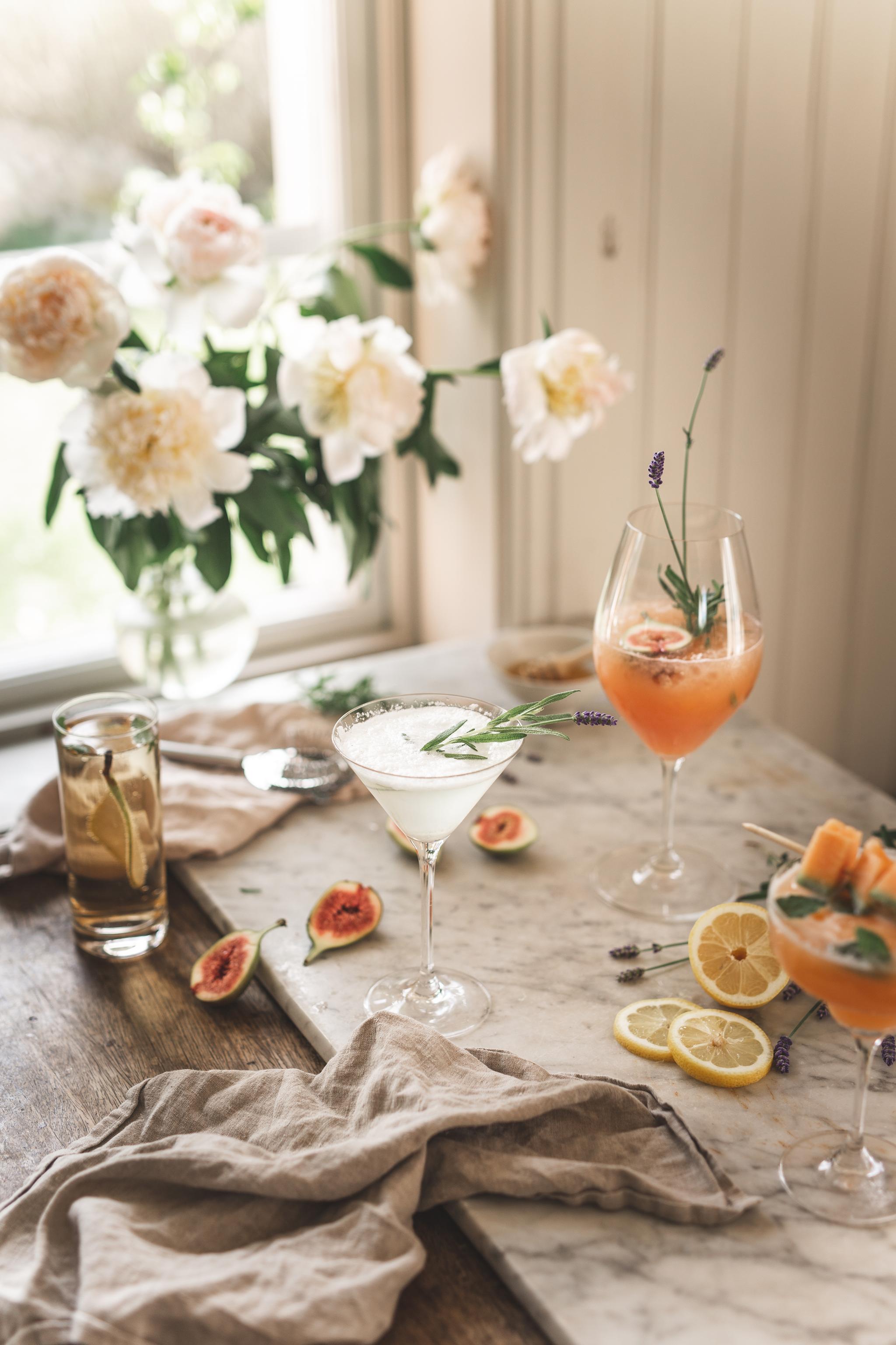 Somriga drinkar med citrusfrukter på ett bord