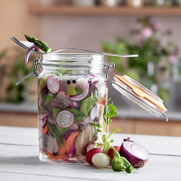 Kotitekoinen maustesilli lasipurkissa