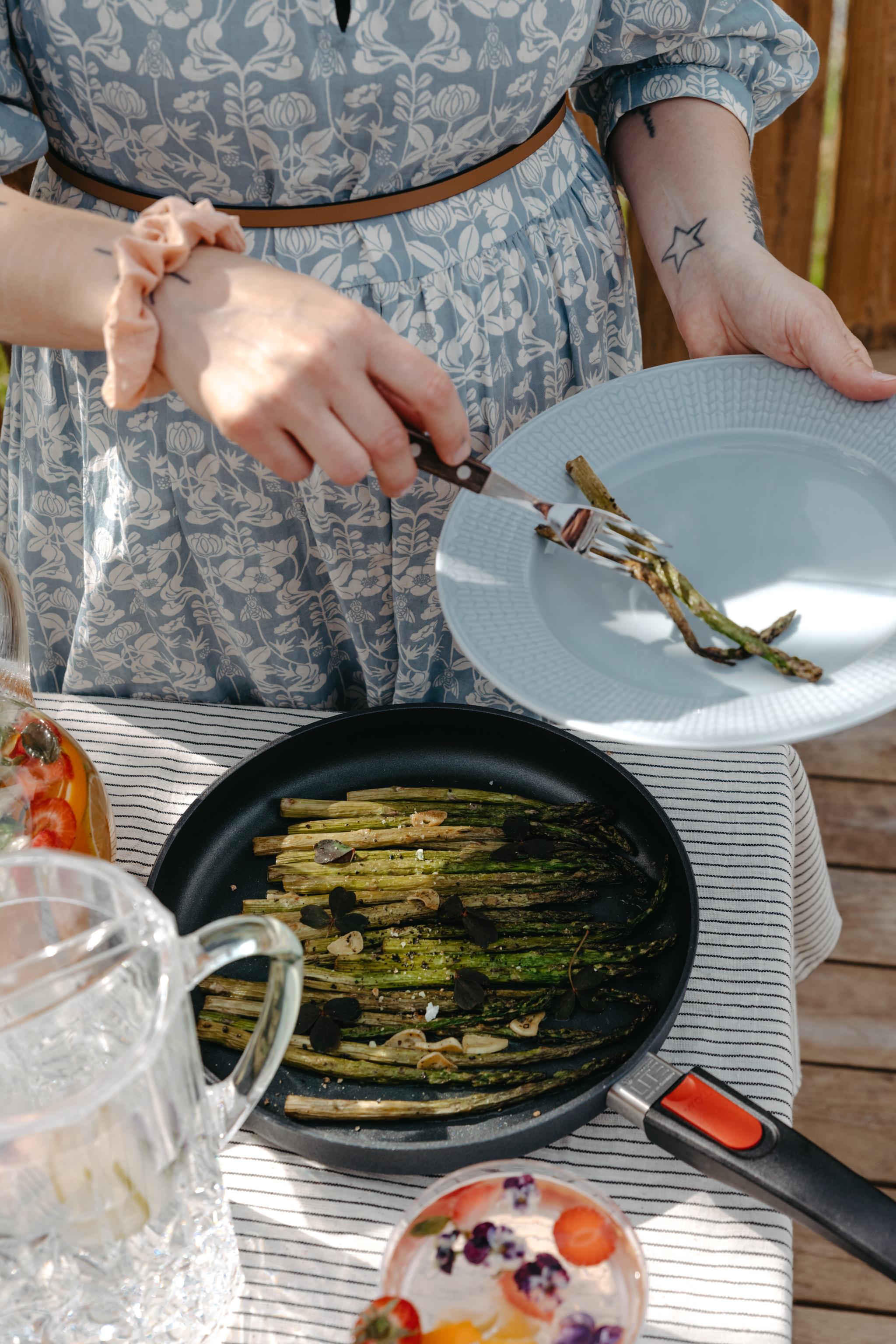 Woll Diamond Lite Paistinpannu jossa paistetut vihannekset