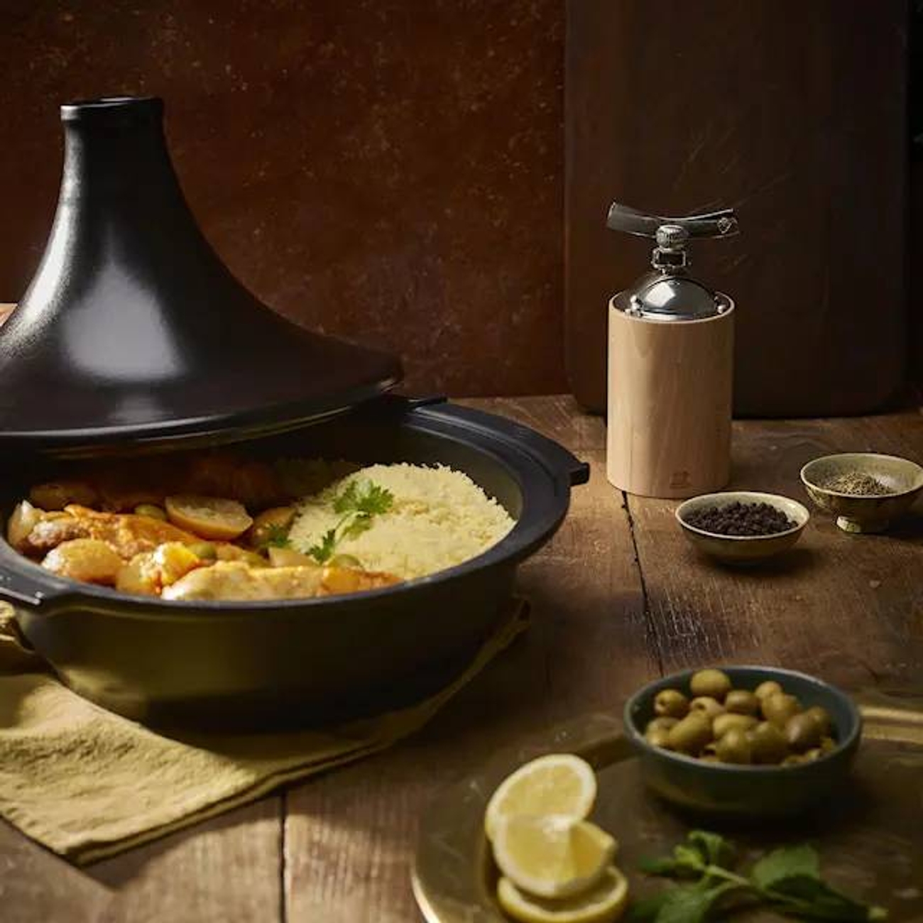 Musta tagine pata täynnä kanaa ja riisiä 