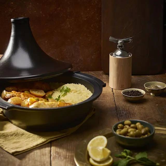 Musta tagine pata täynnä kanaa ja riisiä