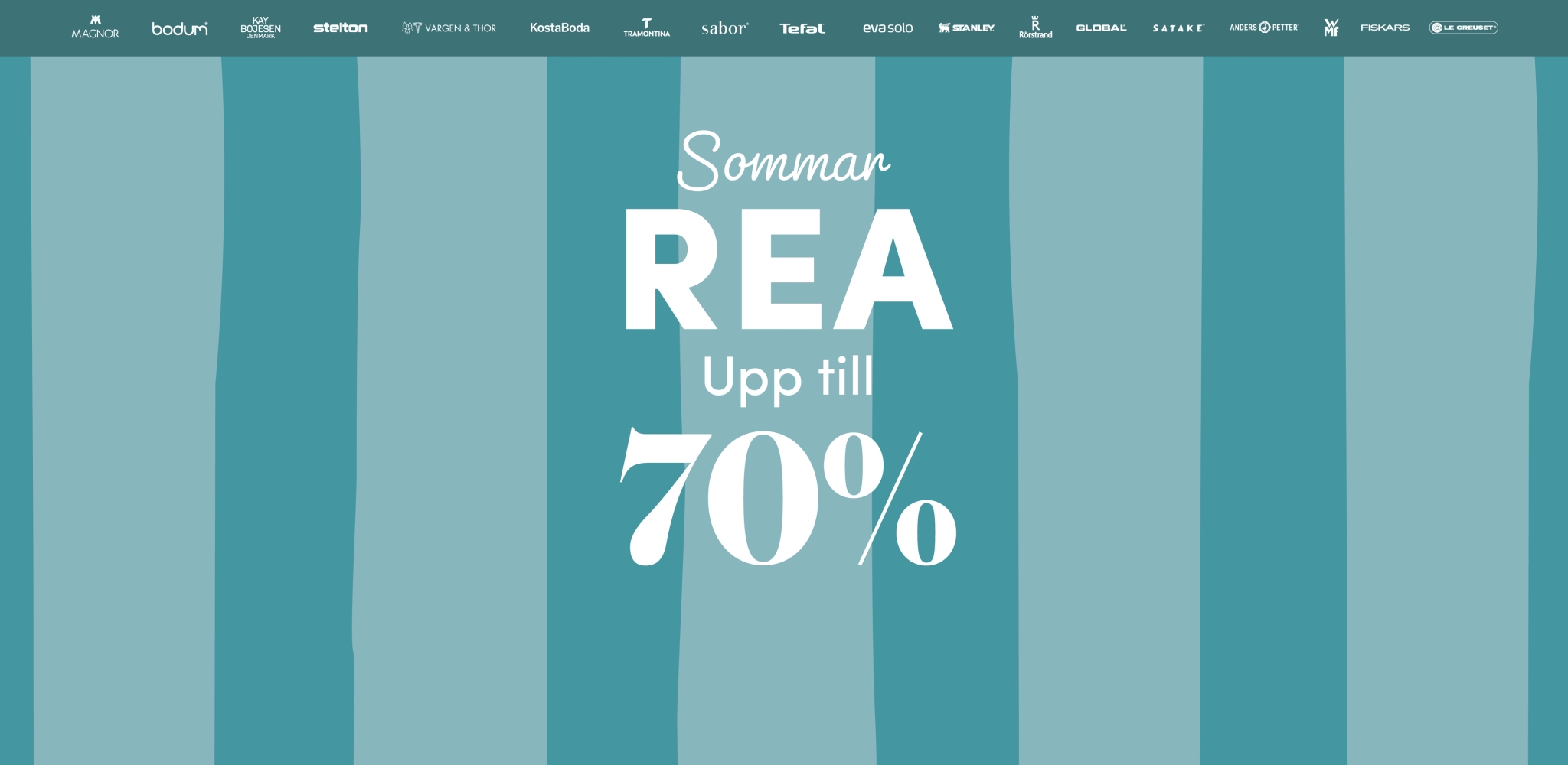 Turkos banner med texten ”Sommarrea upp till 70%” mot randig bakgrund.
