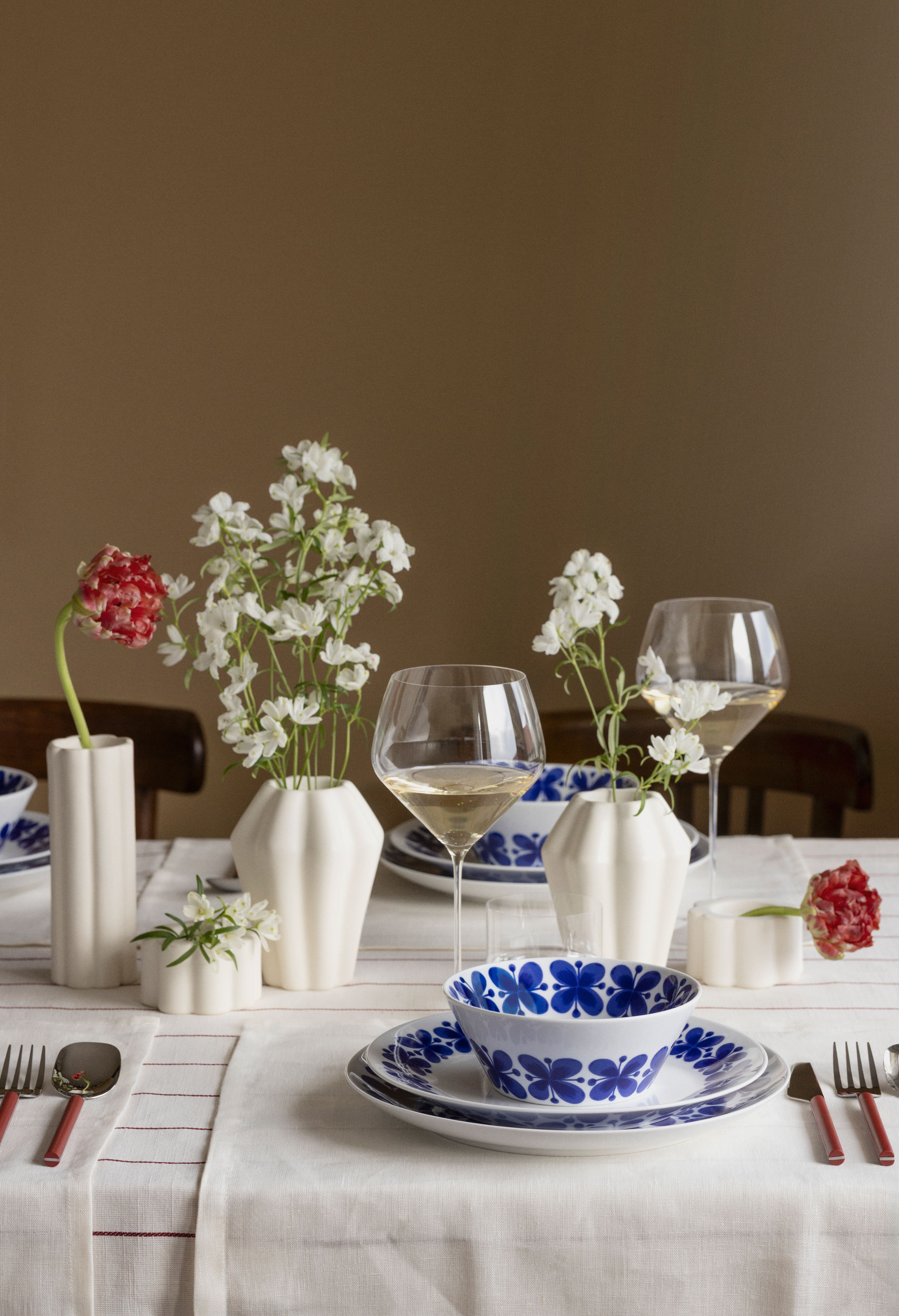 Vårdukning med serien Mon Amie från Rörstrand på beige duk framifrån