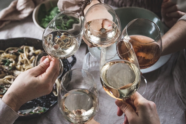 Valkoviinilasit valkoviini kippis pöydän äärellä