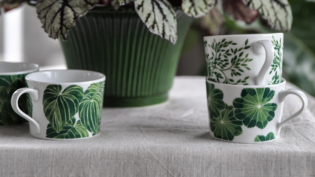 Götefors Porslin vita koppar med grönt växtmotiv