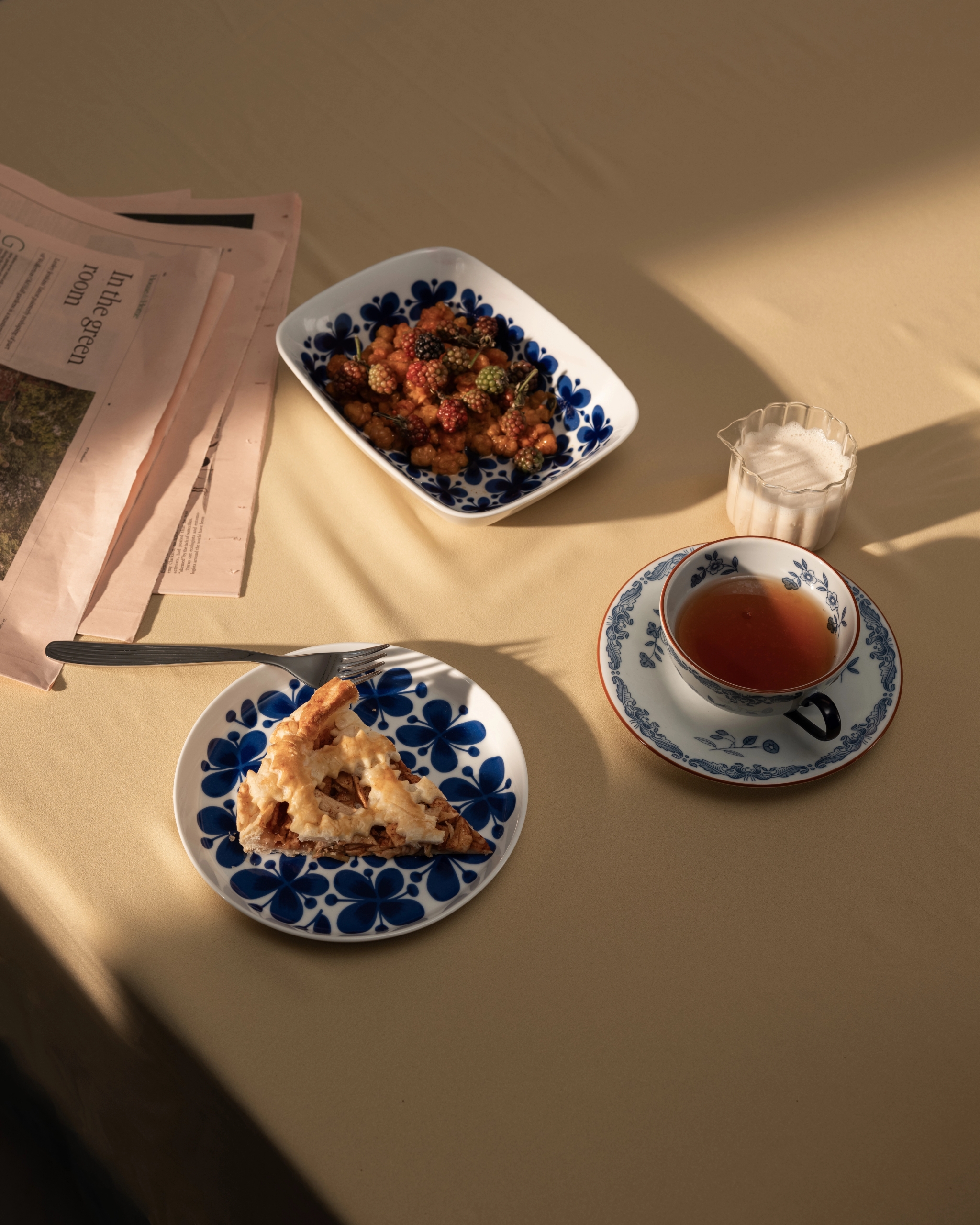 Dukat för fika med Rörstrand Mon Amie och en tekopp i Ostindia blå