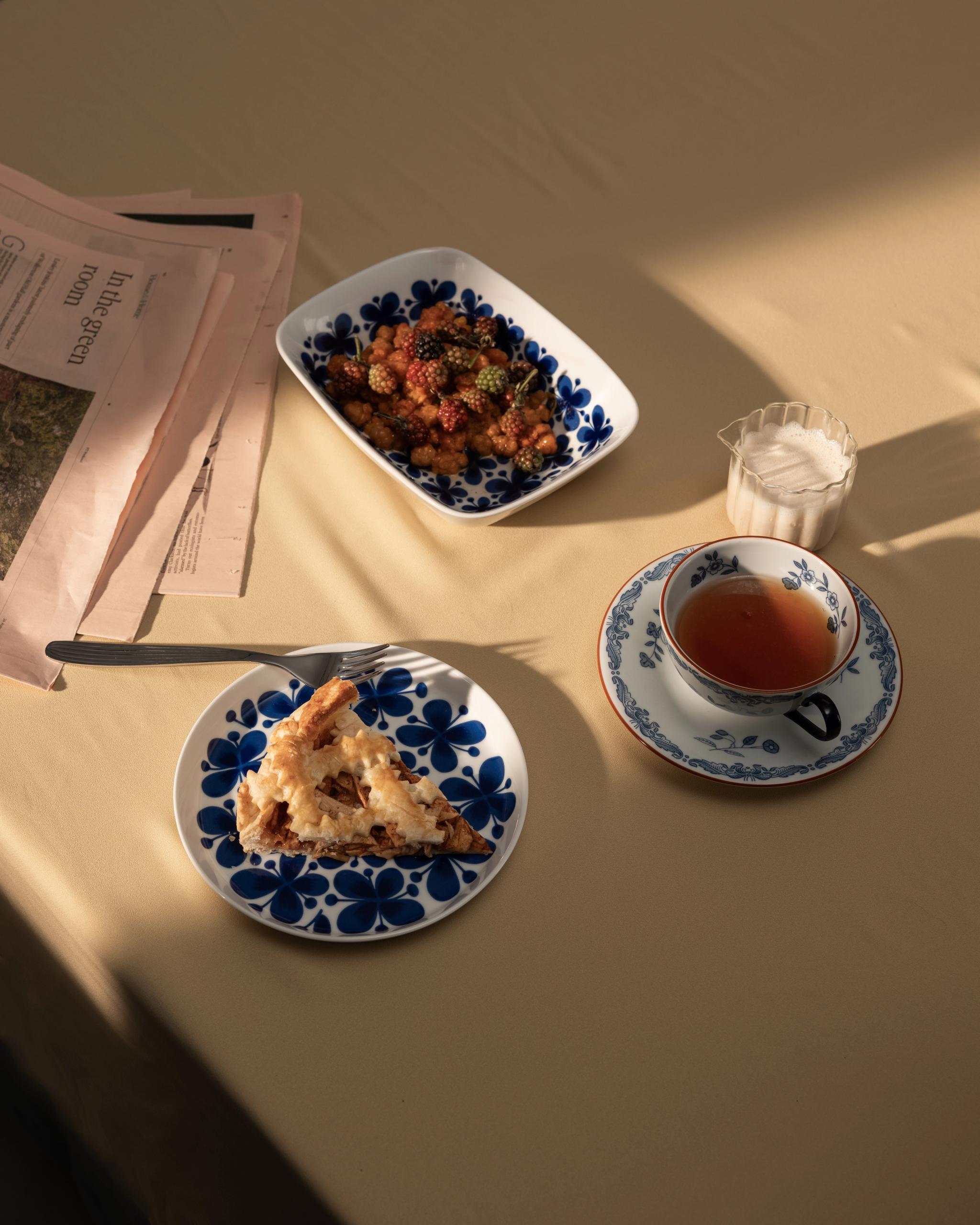 Dukat för fika med Rörstrand Mon Amie och en tekopp i Ostindia blå