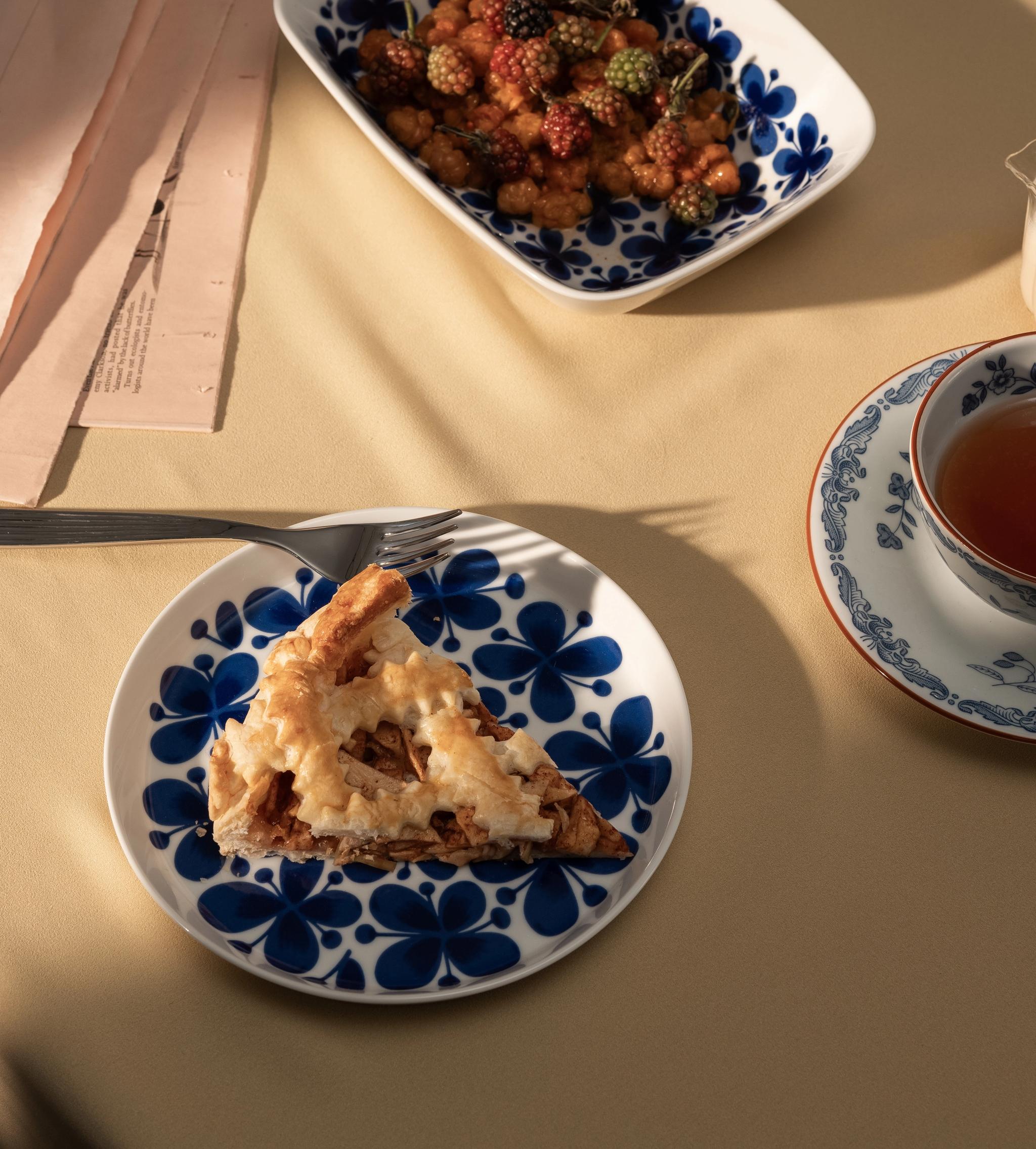 sinivalkoinen lautanen, jossa on pala omenapiirakkaa