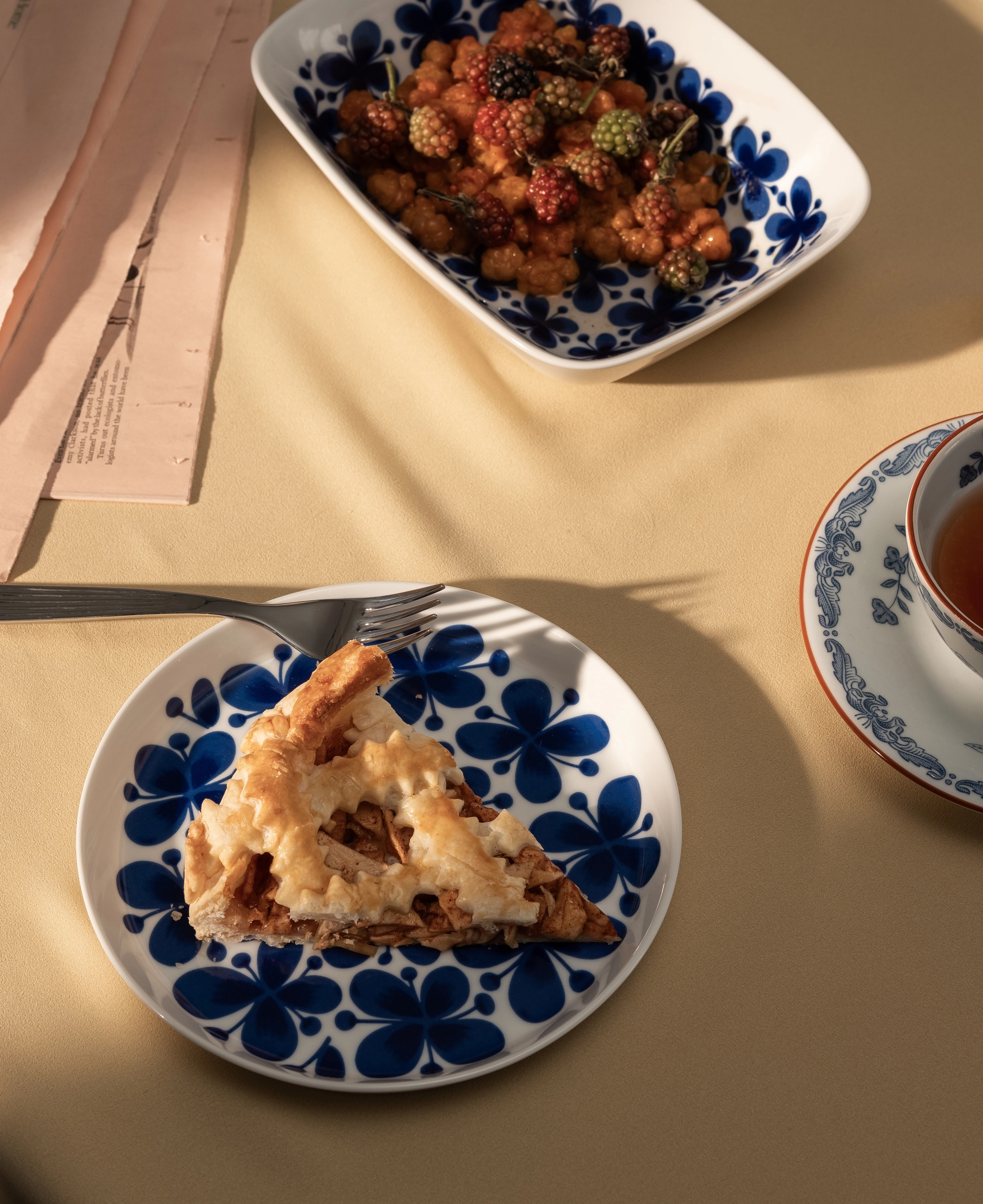 sinivalkoinen lautanen, jossa on pala omenapiirakkaa