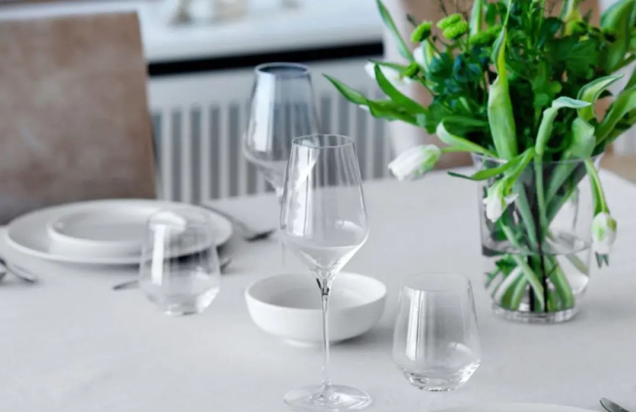 Home by Ilse Jacobsen vit duk på ett dukat bord med vita tulpaner i en glasvas
