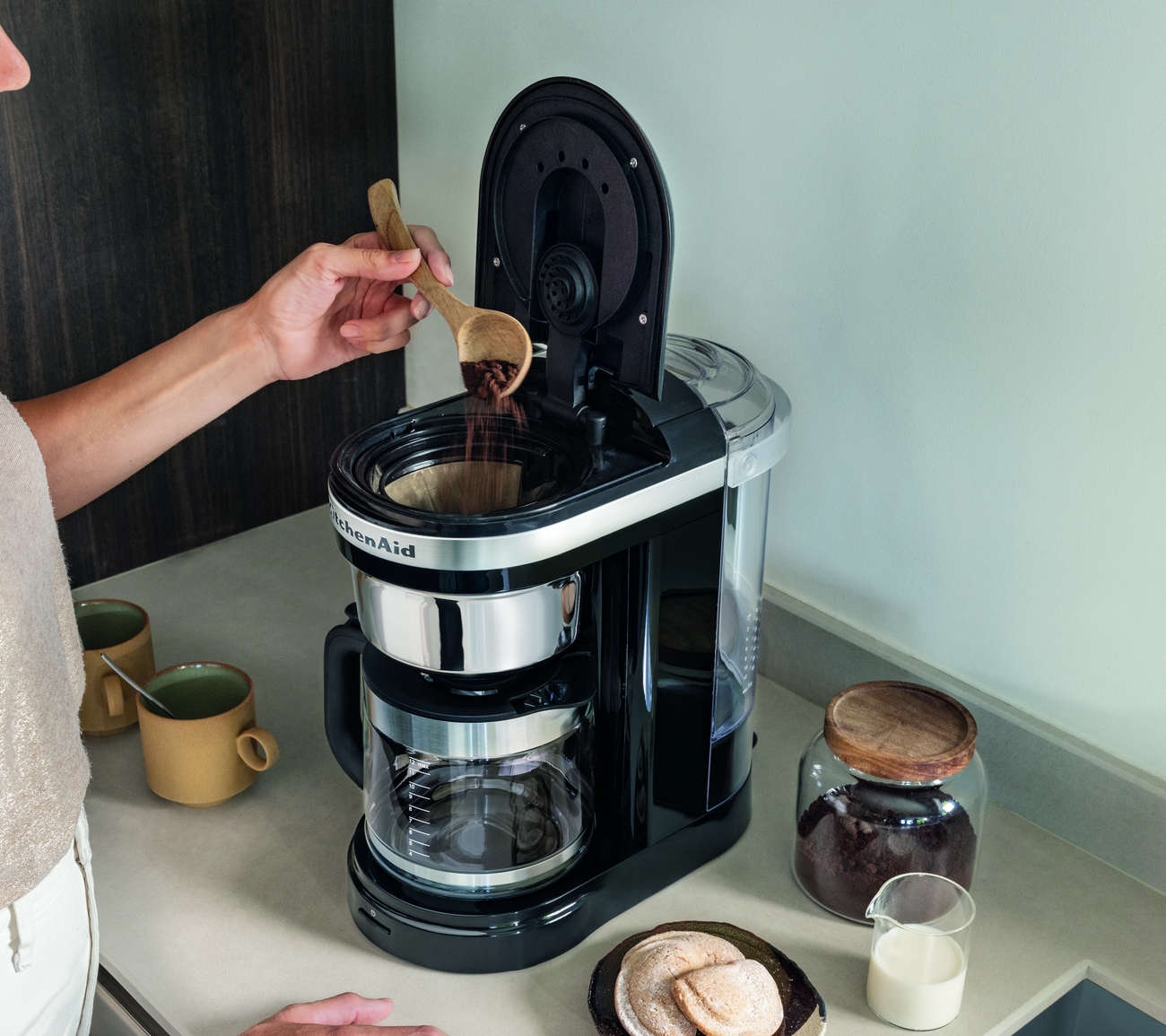 Kitchenaid kahvinkeitin musta keittiön työtasolla