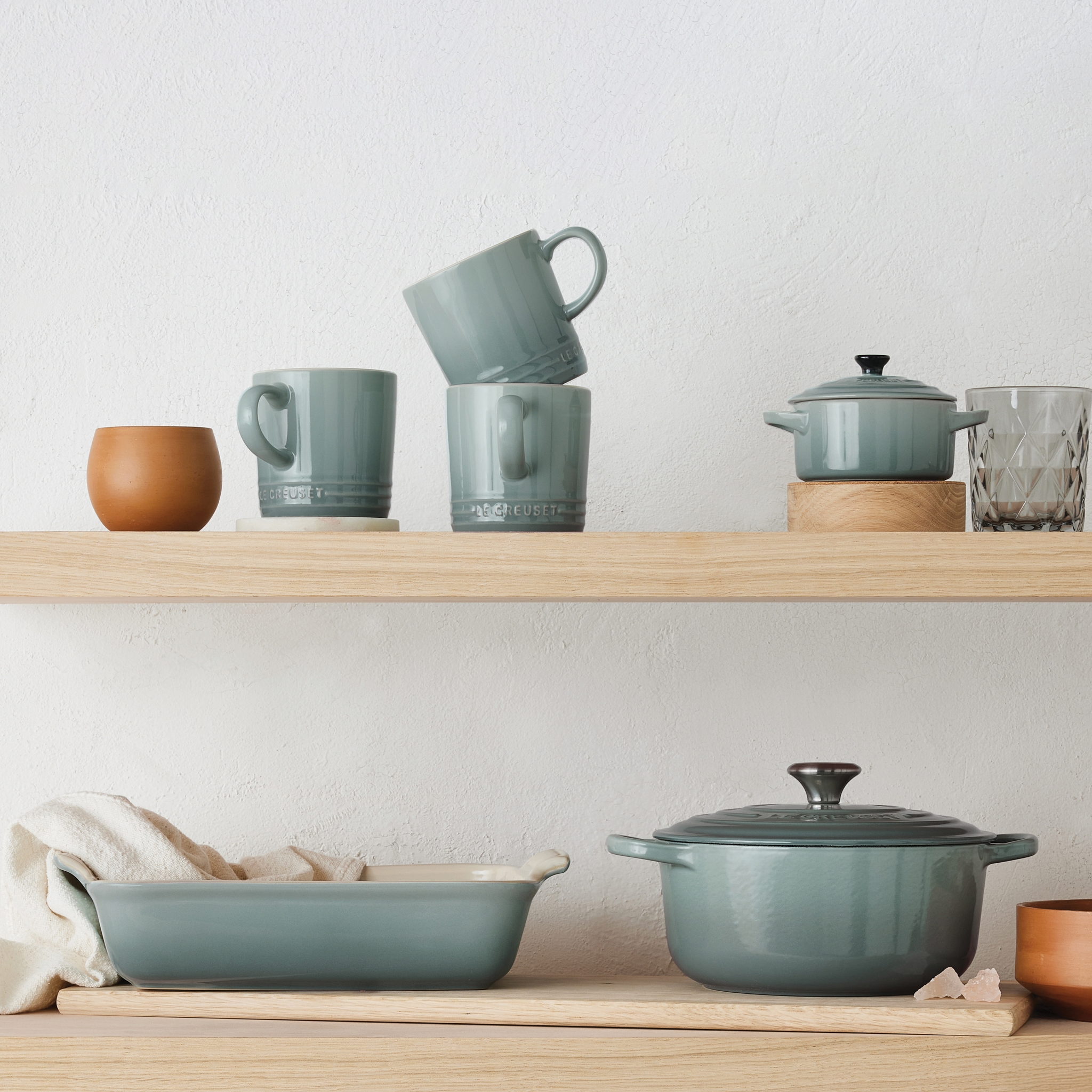 Le Creuset kokoelma värissä Sea Salt hyllyllä. pata, uunivuoka ja mukit