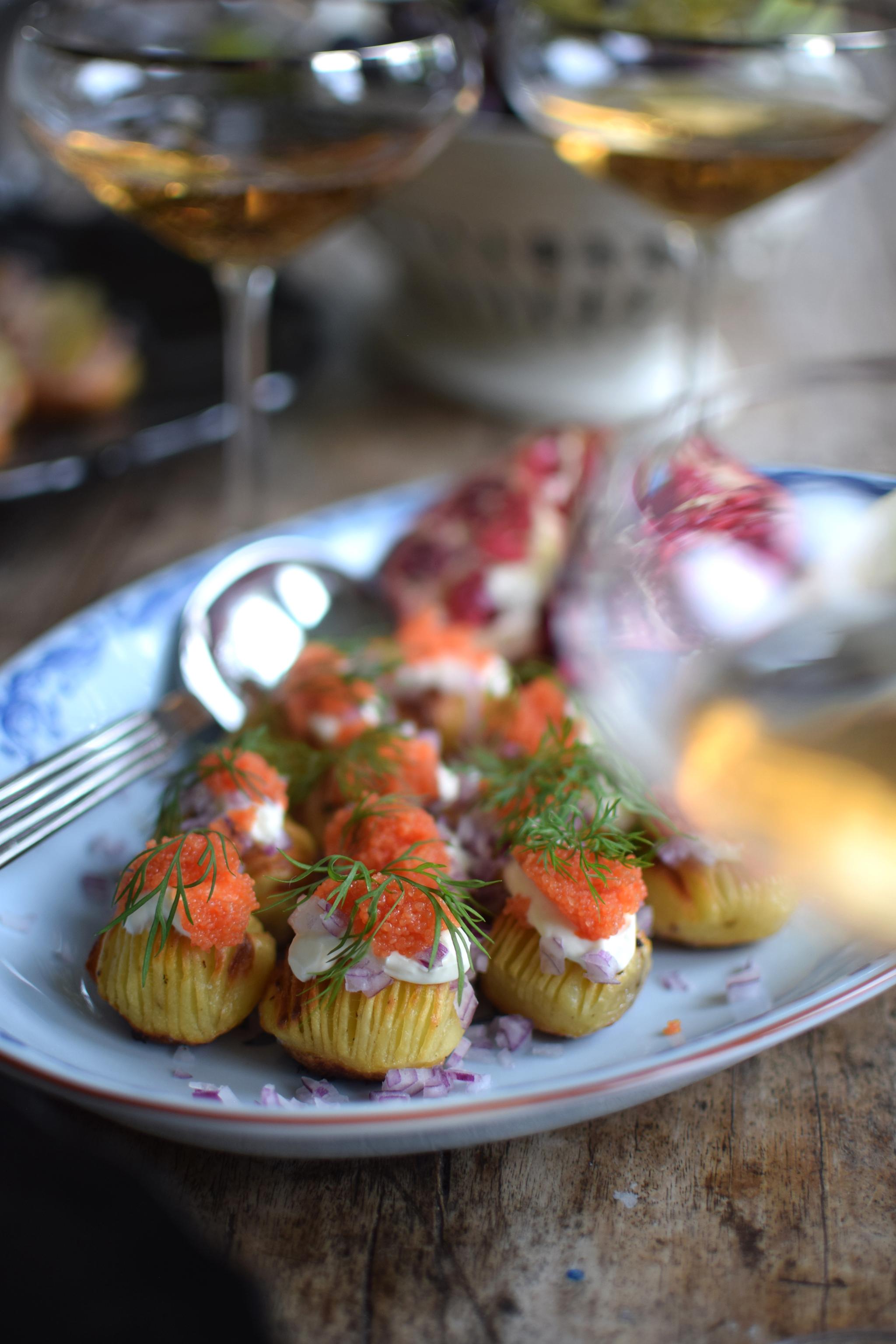 Hasselbackspotatis med löjrom och smetana