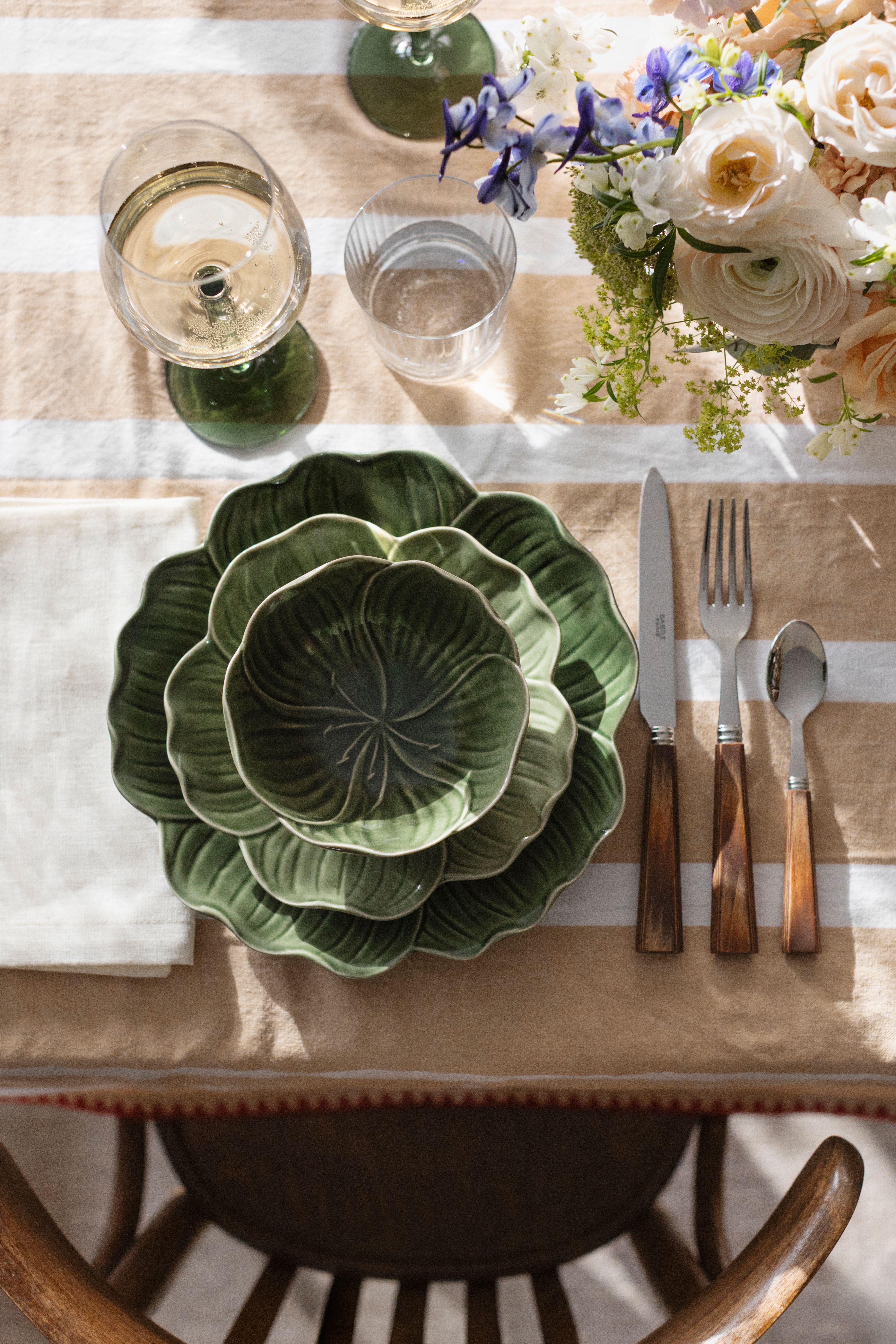 Bild tagen ovanifrån på dukning med Stiernholm Flora i grönt på randig duk i puderrosa