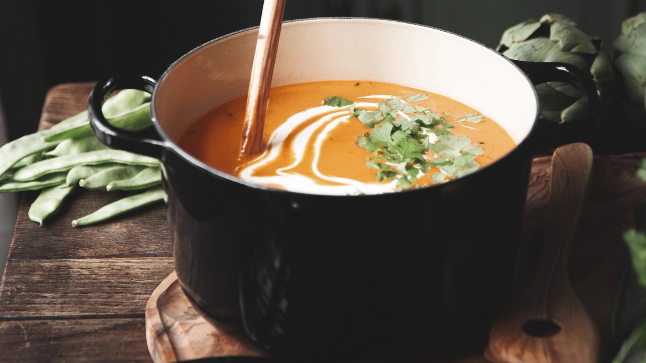 Gryte svart med fyldig suppe