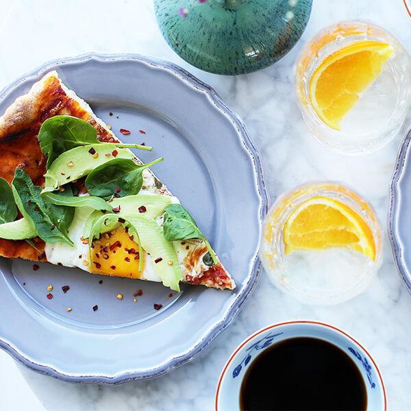 Frukostpizza med ägg och avokado