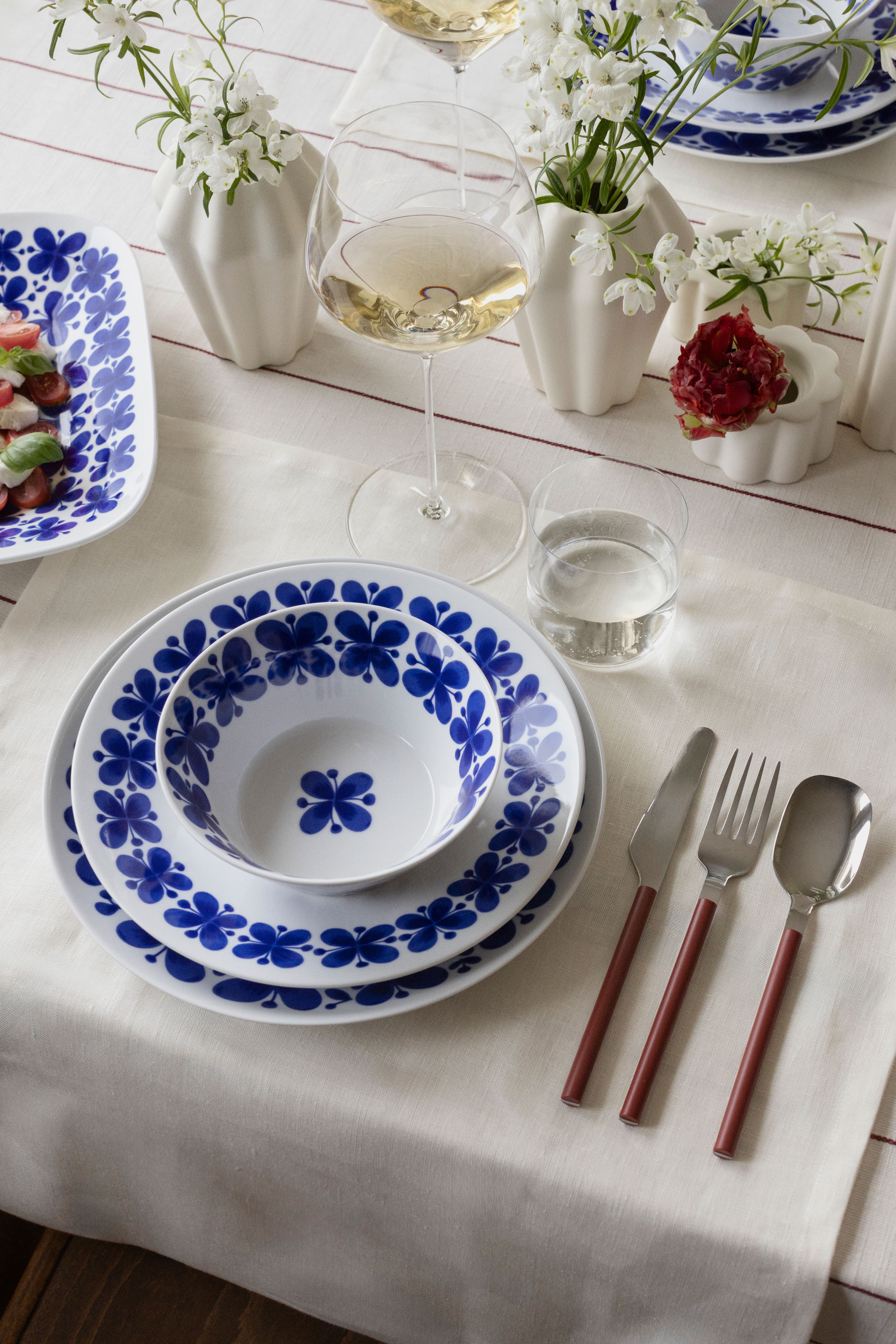 Vårdukning med serien Mon Amie från Rörstrand på beige duk