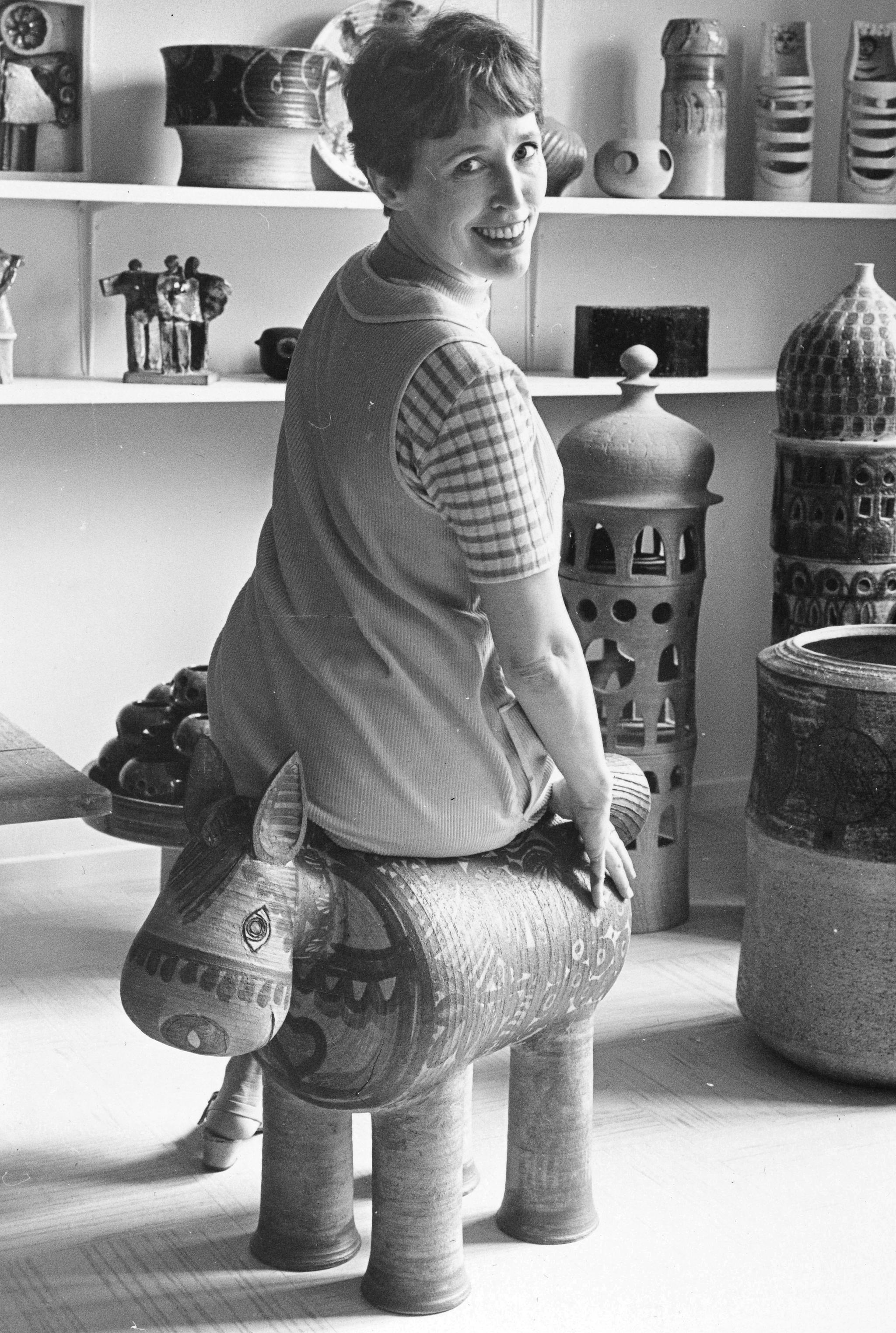 Porträtt av Lisa Larson i hennes studio