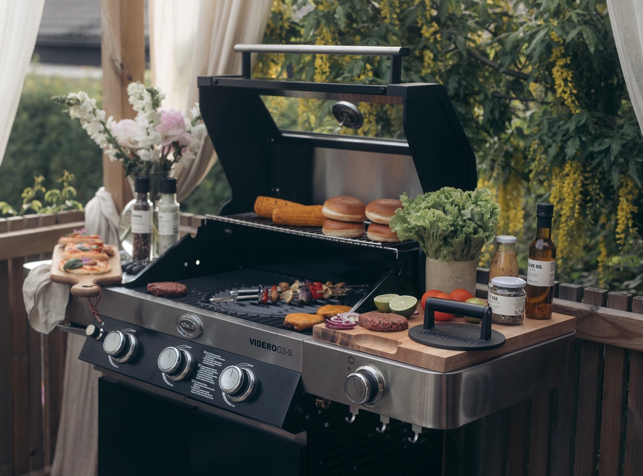 ulkokeittiö grilli ruoanlaitto grillaus grillitarvikkeet grillausvälineet hampurilaiset grillivartaat