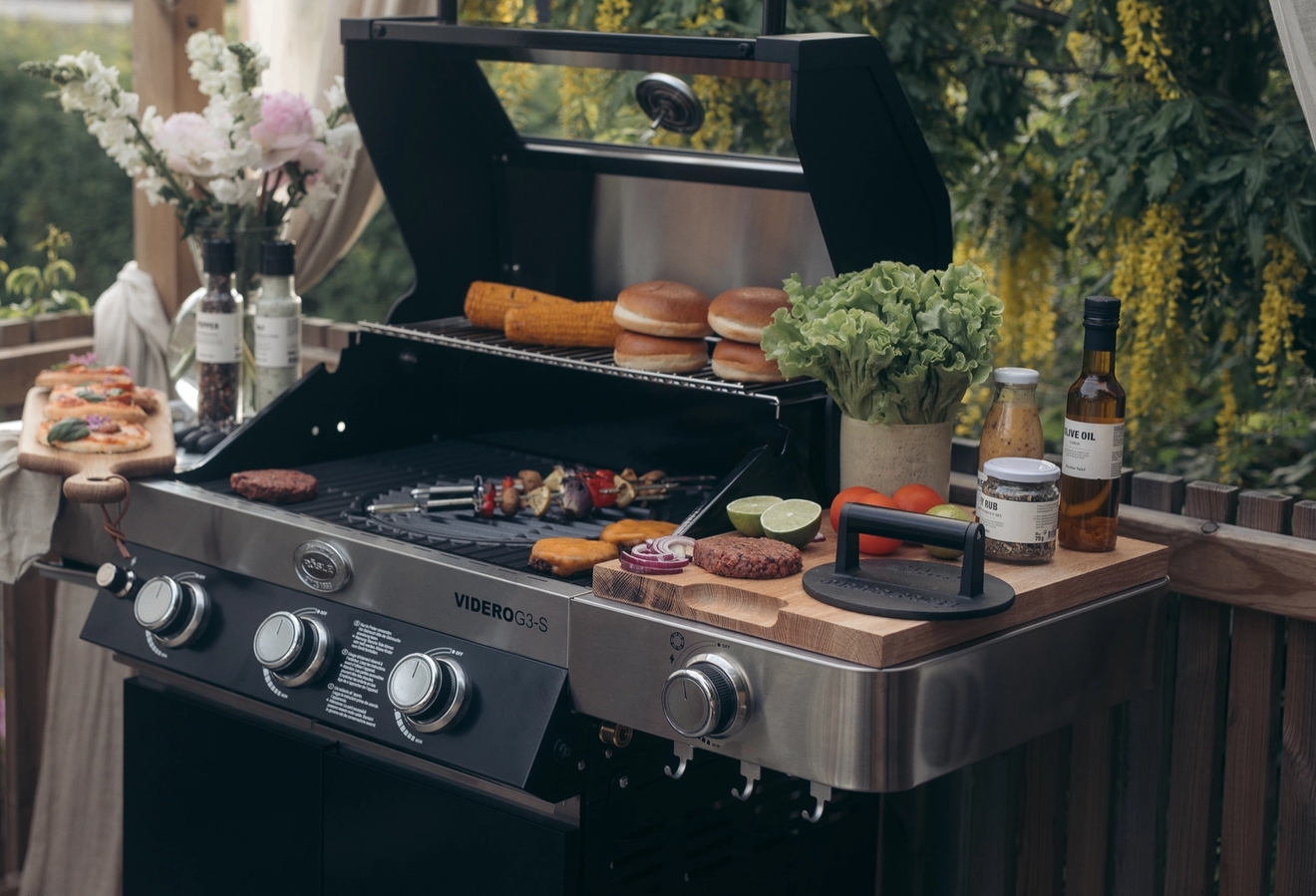 ulkokeittiö grilli ruoanlaitto grillaus grillitarvikkeet grillausvälineet hampurilaiset grillivartaat