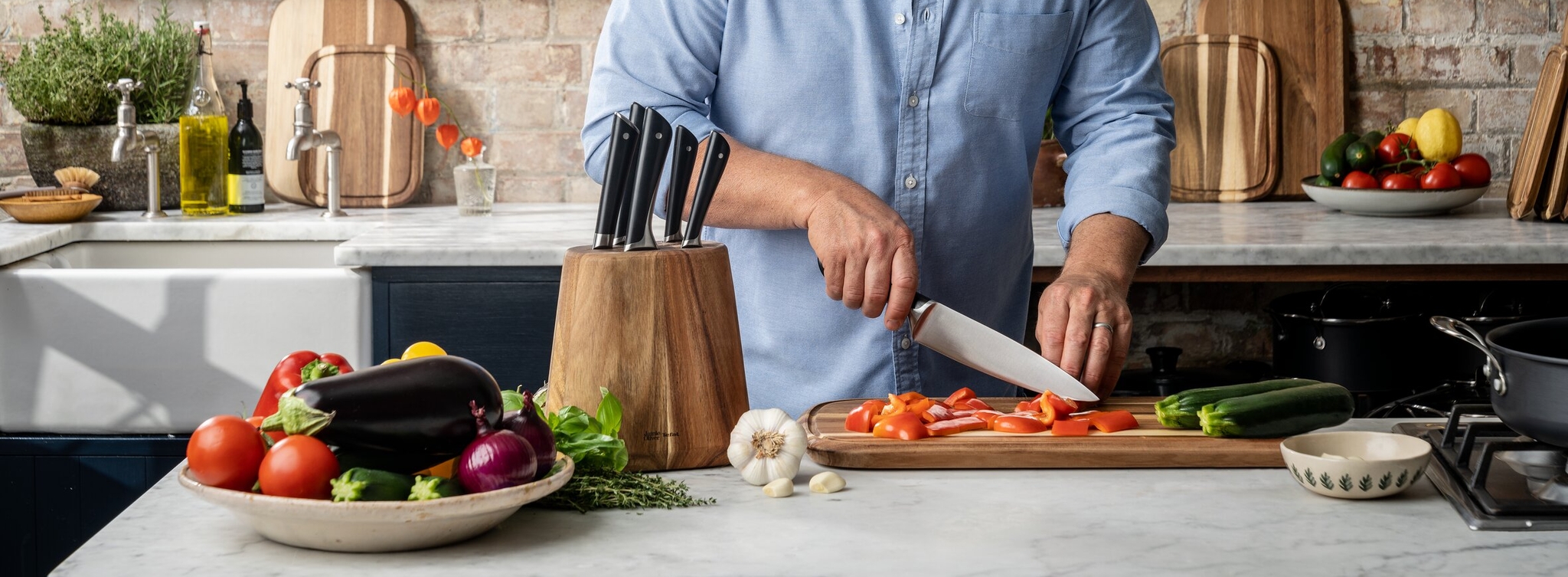 Jamie oliver keittiövälineet ja keittiöveitset ruokaa laittaessa