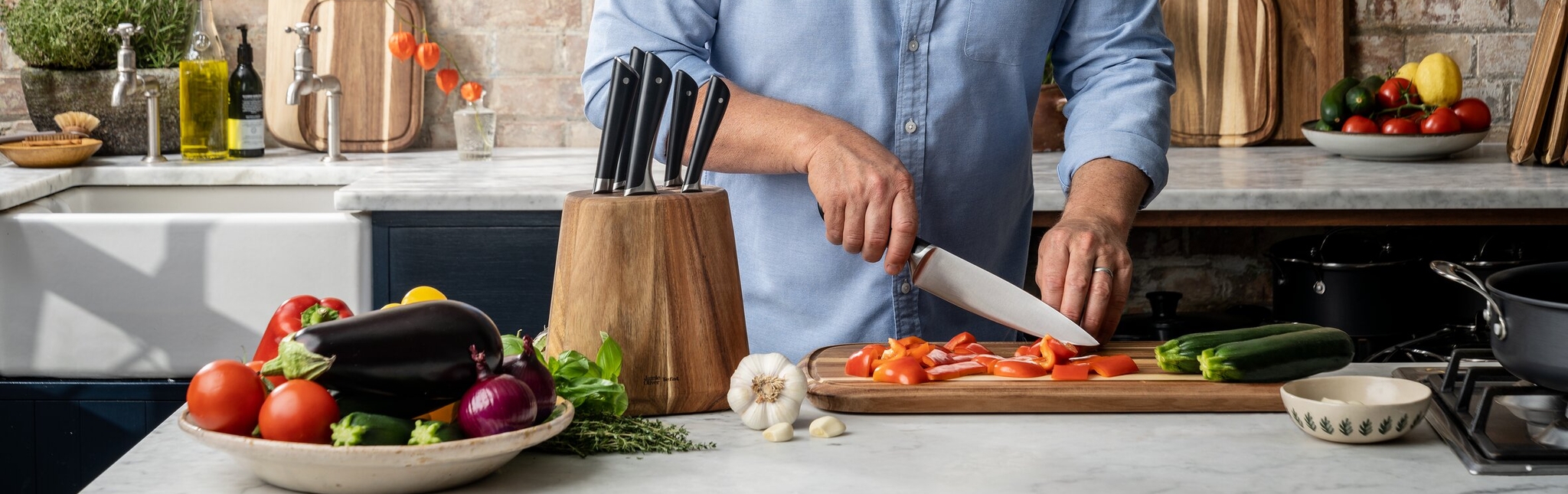 Jamie oliver keittiövälineet ja keittiöveitset ruokaa laittaessa