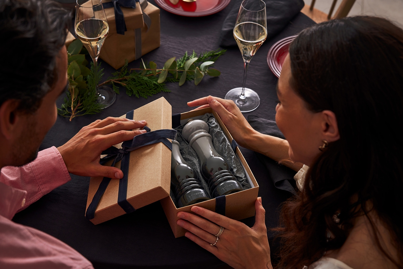 le Creuset salt och pepparkvarn i presentask på julafton