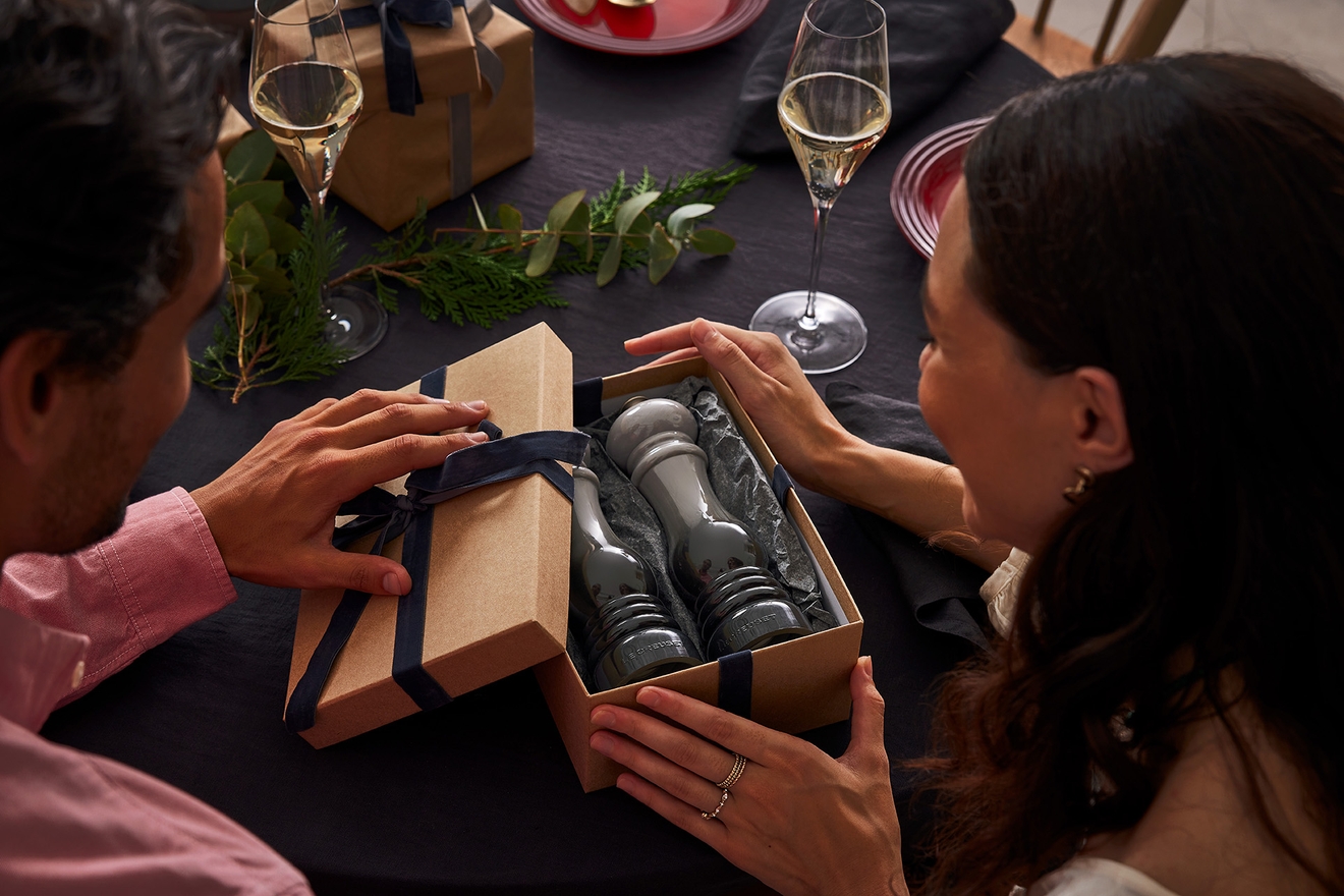 le Creuset salt och pepparkvarn i presentask på julafton