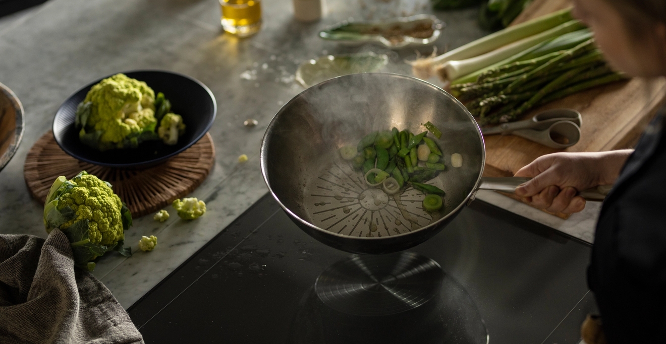 Fiskars all steel paistinpannu jossa paistuu vihannekset induktioliedellä