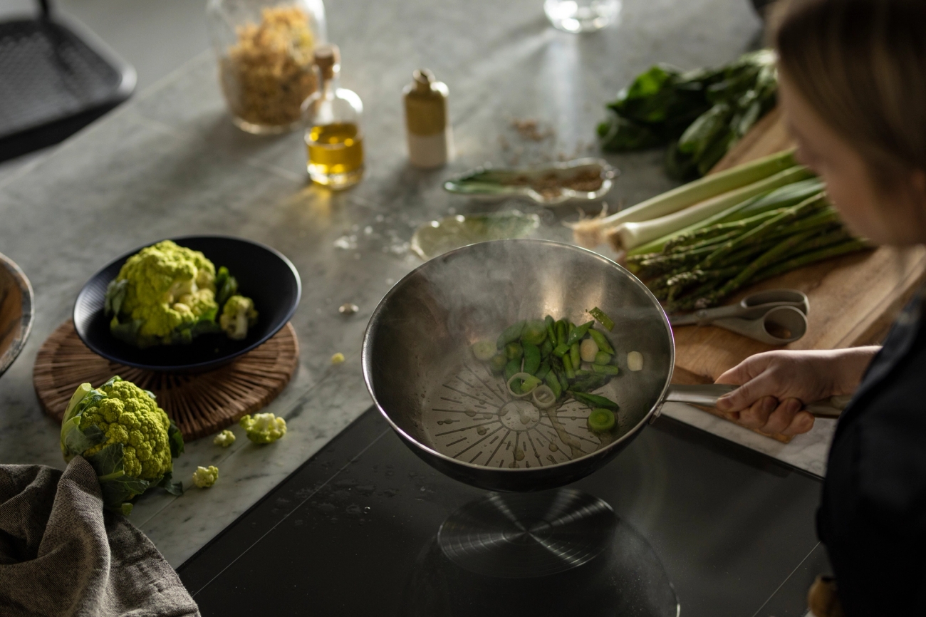 Fiskars all steel paistinpannu jossa paistuu vihannekset induktioliedellä