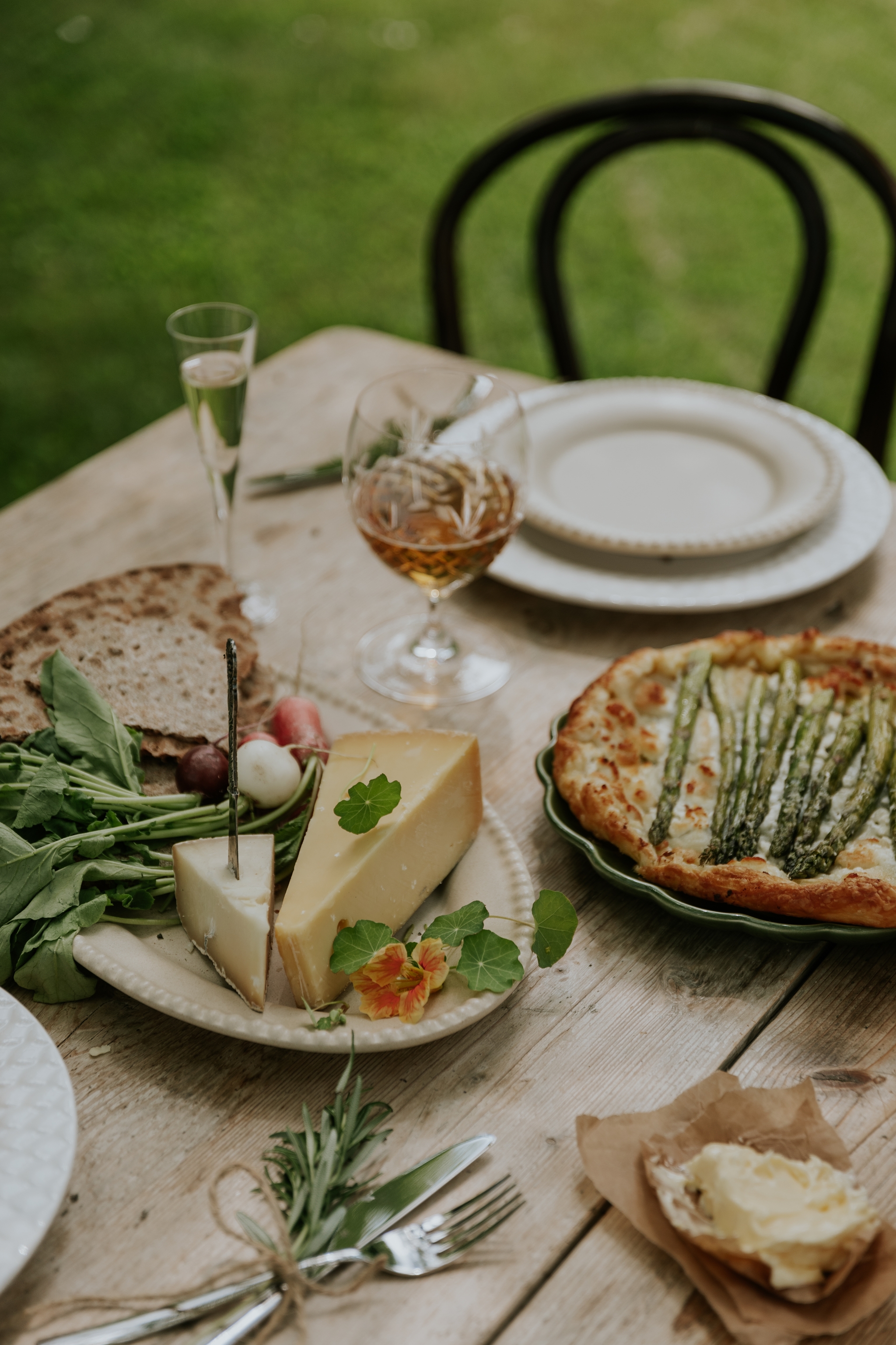 Rapujuhlat juustotarjotin tarjoiluastia tarjoilulautanen lautaset viinilasit