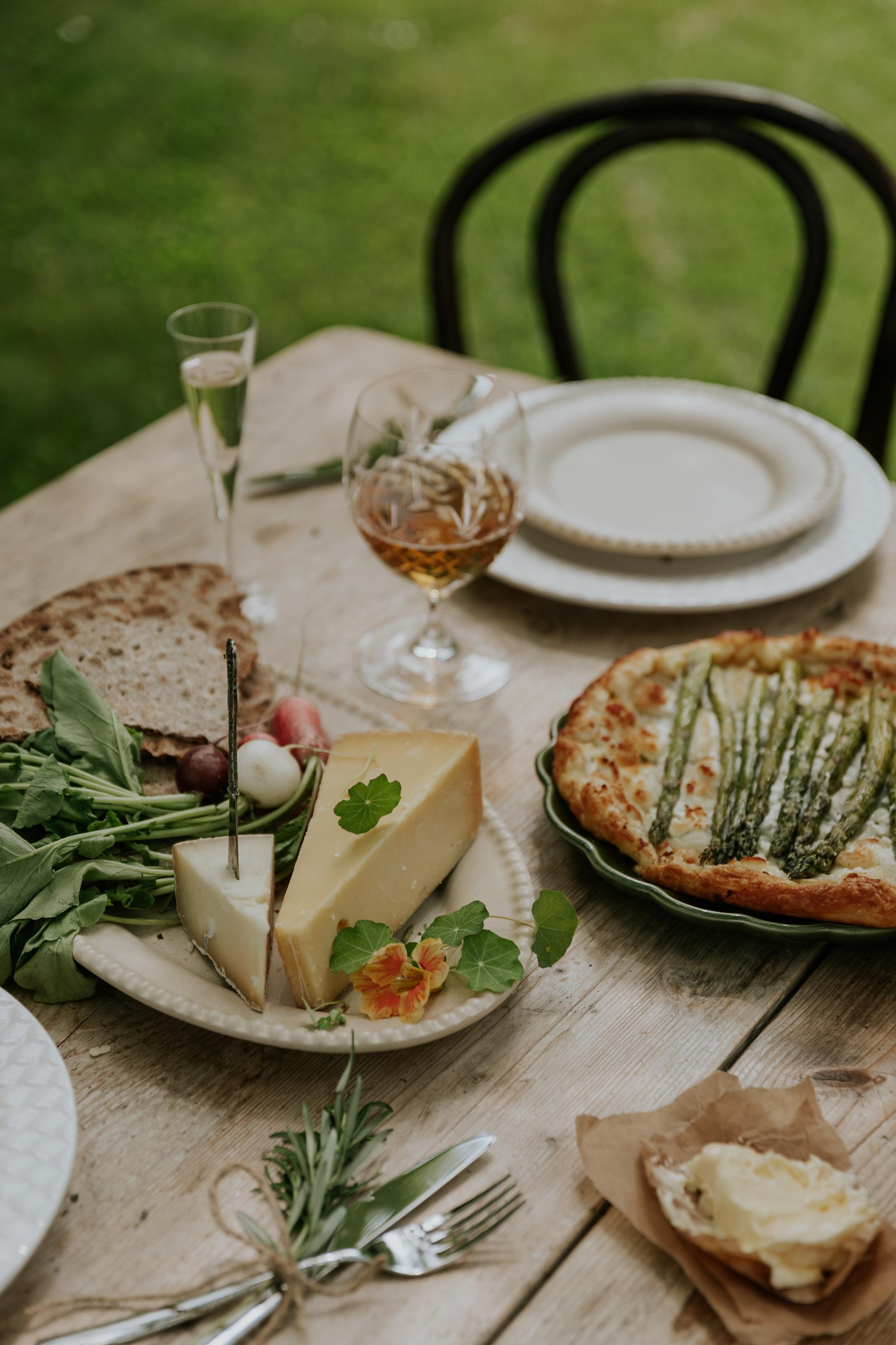 Rapujuhlat juustotarjotin tarjoiluastia tarjoilulautanen lautaset viinilasit