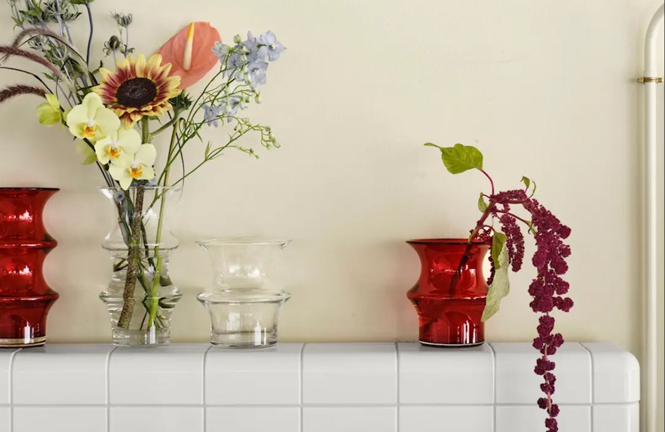 Pagod vas i rött och klarglas från Kosta Boda med blommor i