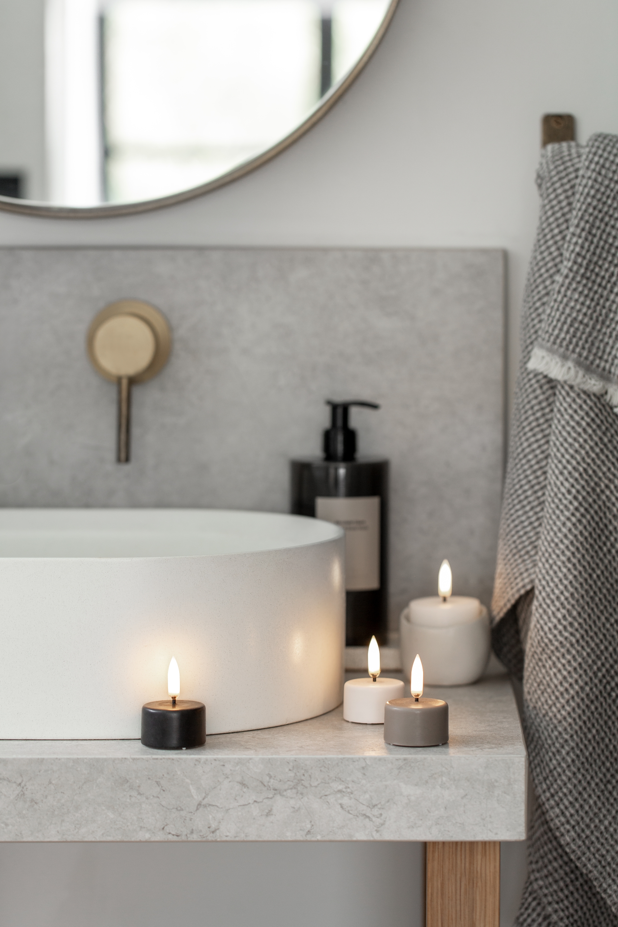 Et bad med telys rundt vasken