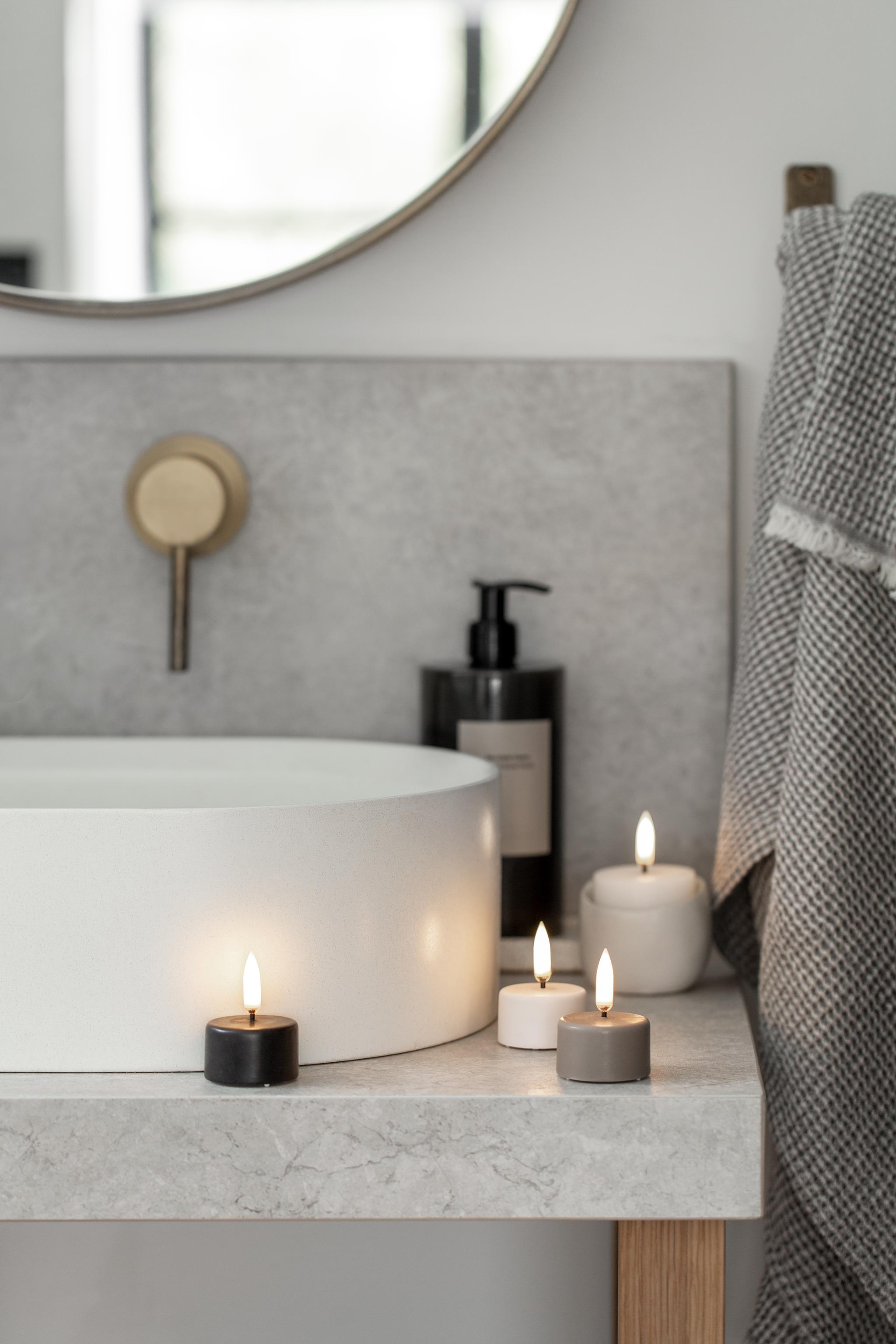 Et bad med telys rundt vasken