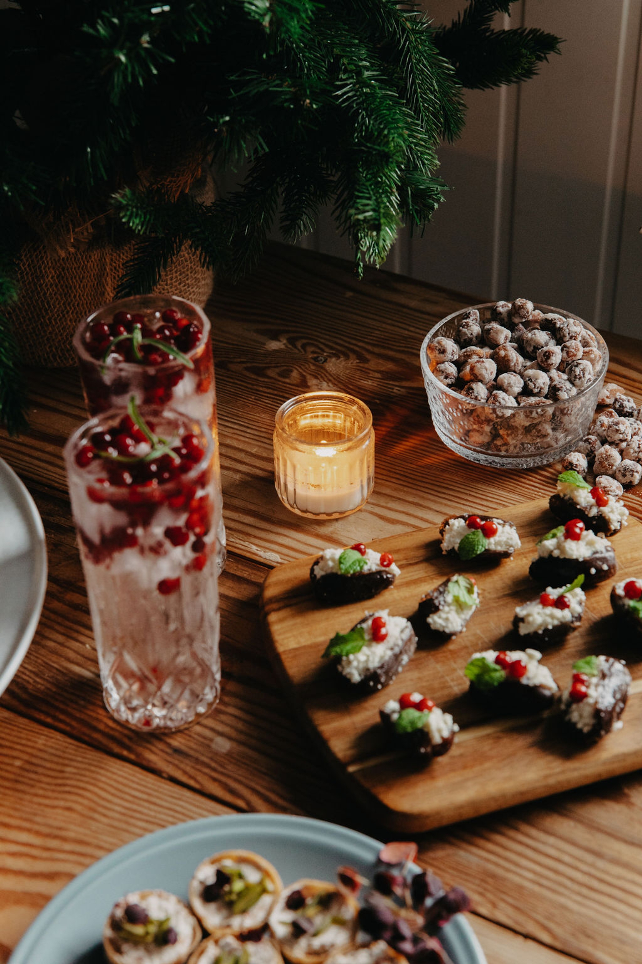 Erilaiset alkupalat kulhissa ja puisella leikkuulaudalla