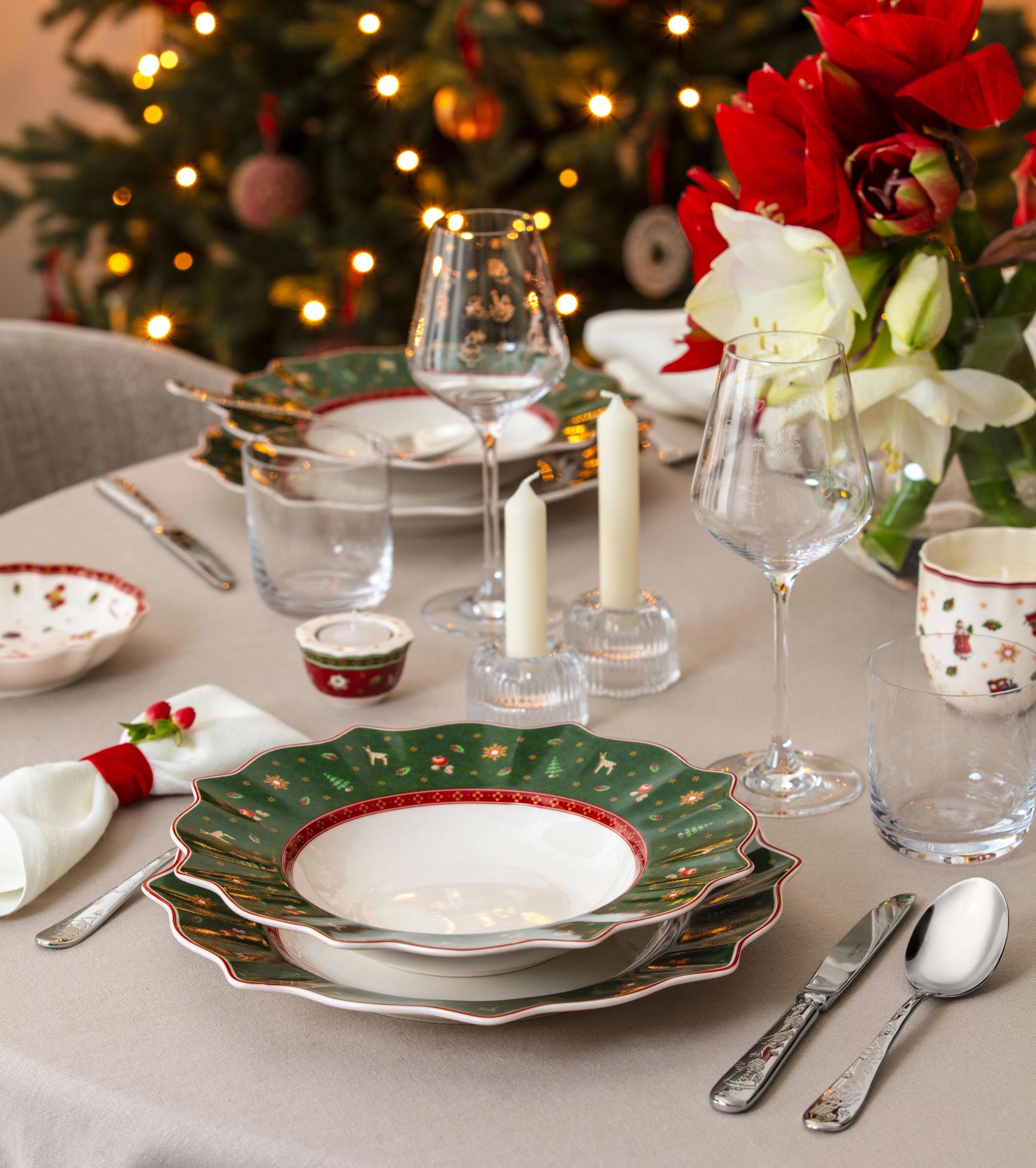 ett dukat julbord med en julgran i bakgrunden