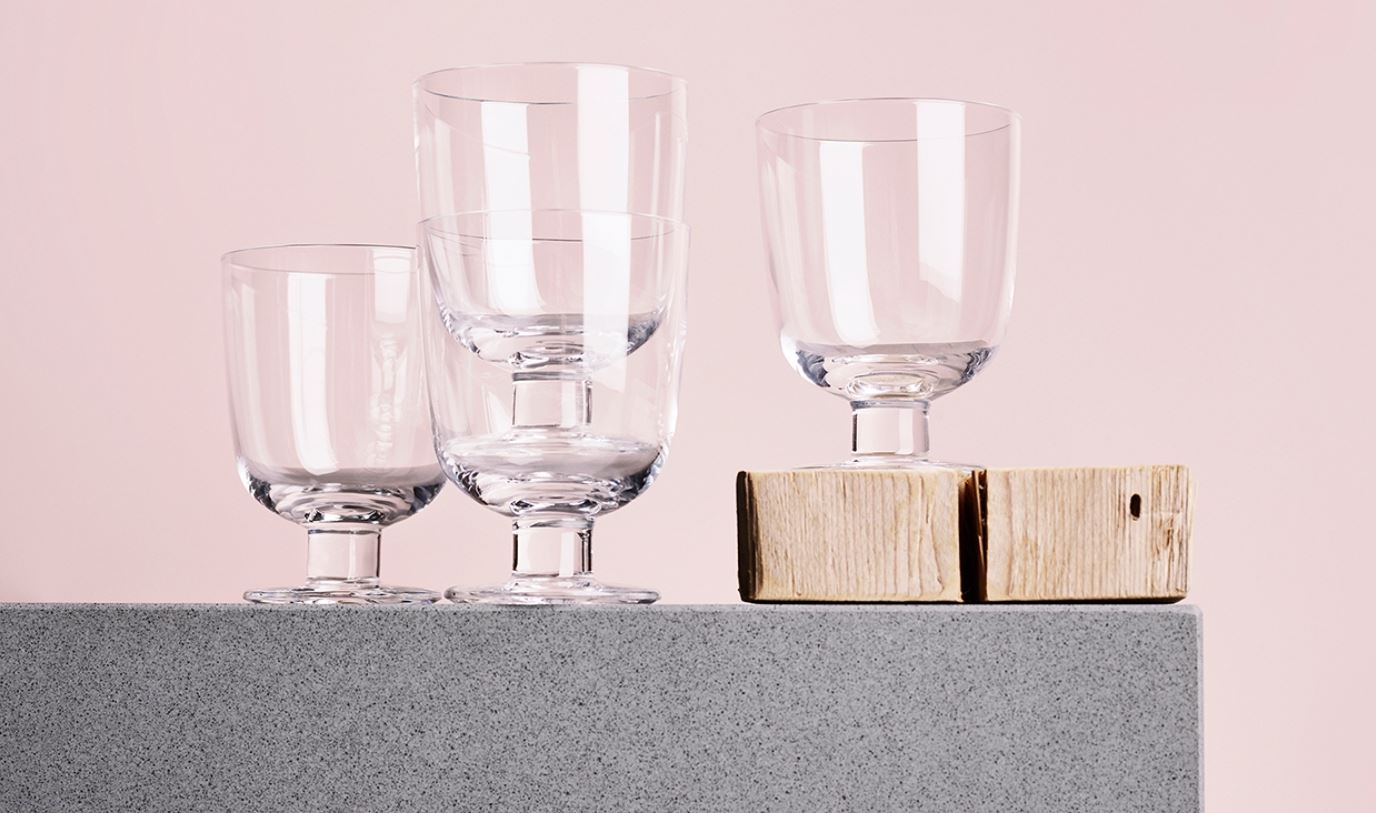 Lempi glas stapelbara med rosa bakgrund