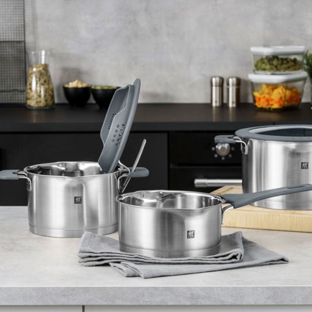 Zwilling kastruller i olika storlekar uppställda i ett kök