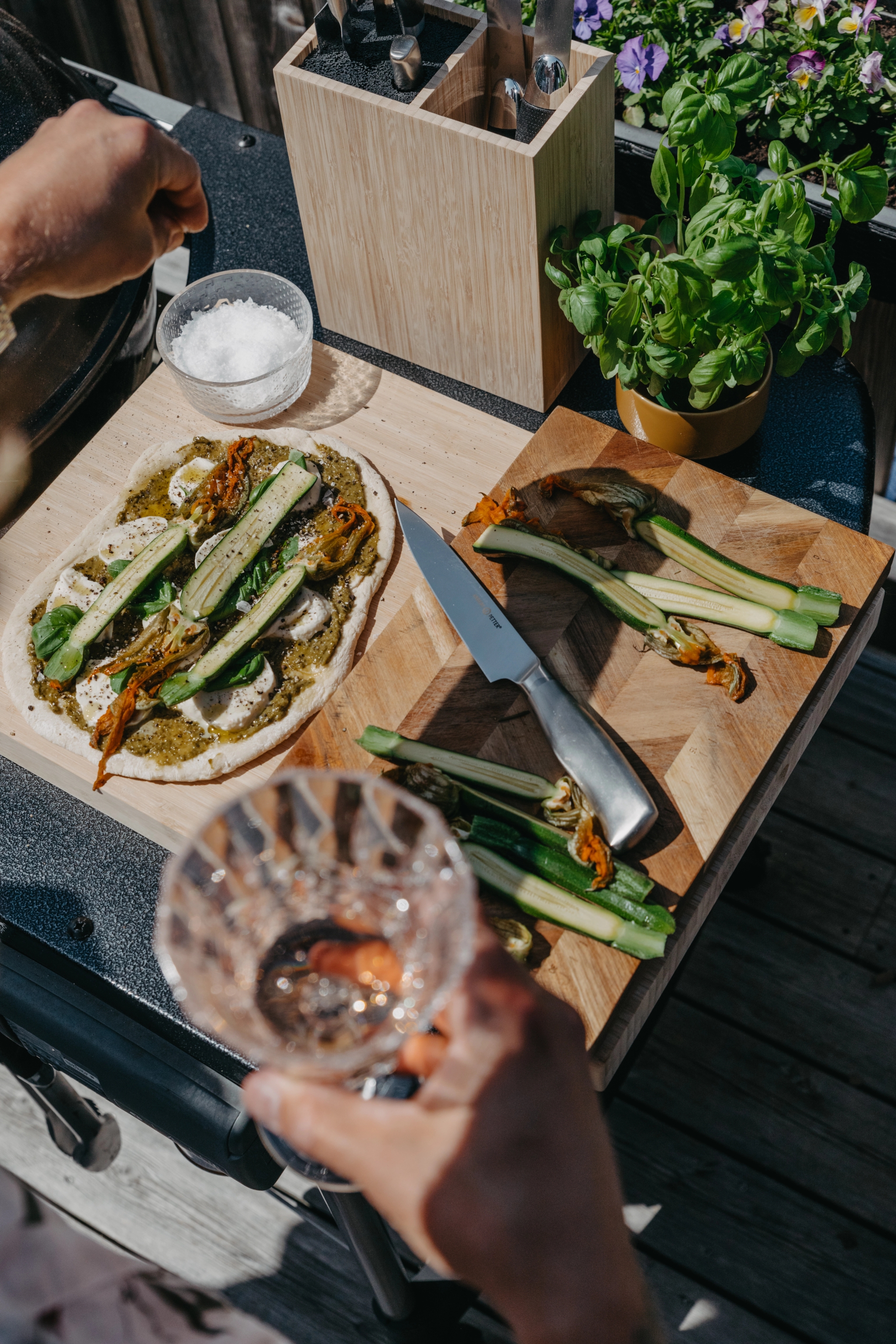 grillitarvikkeet grillaus grillipizza vihannekset keittiöveitsi puinen leikkuulauta