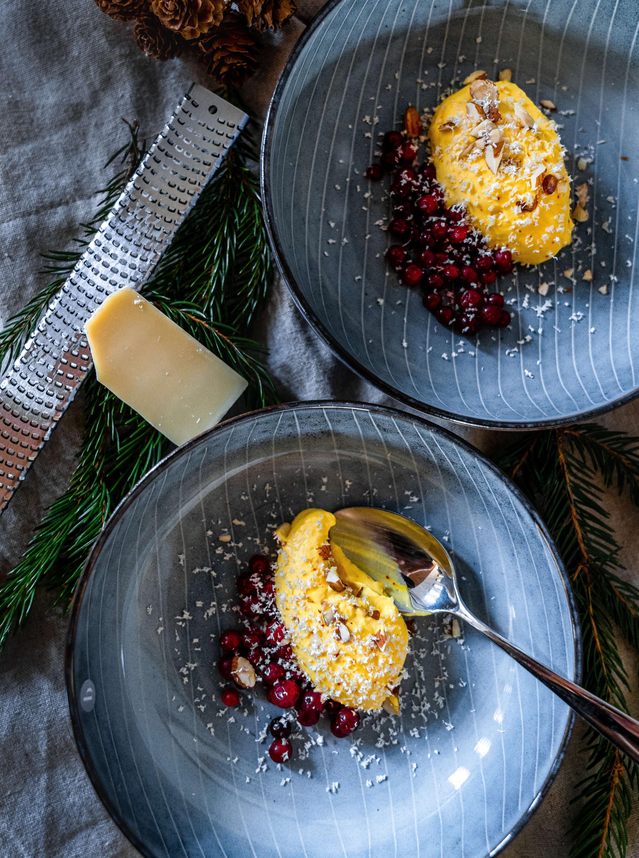 Saffran- & vitchokladmousse med pepparkakskryddade mandlar och rårörda lingon