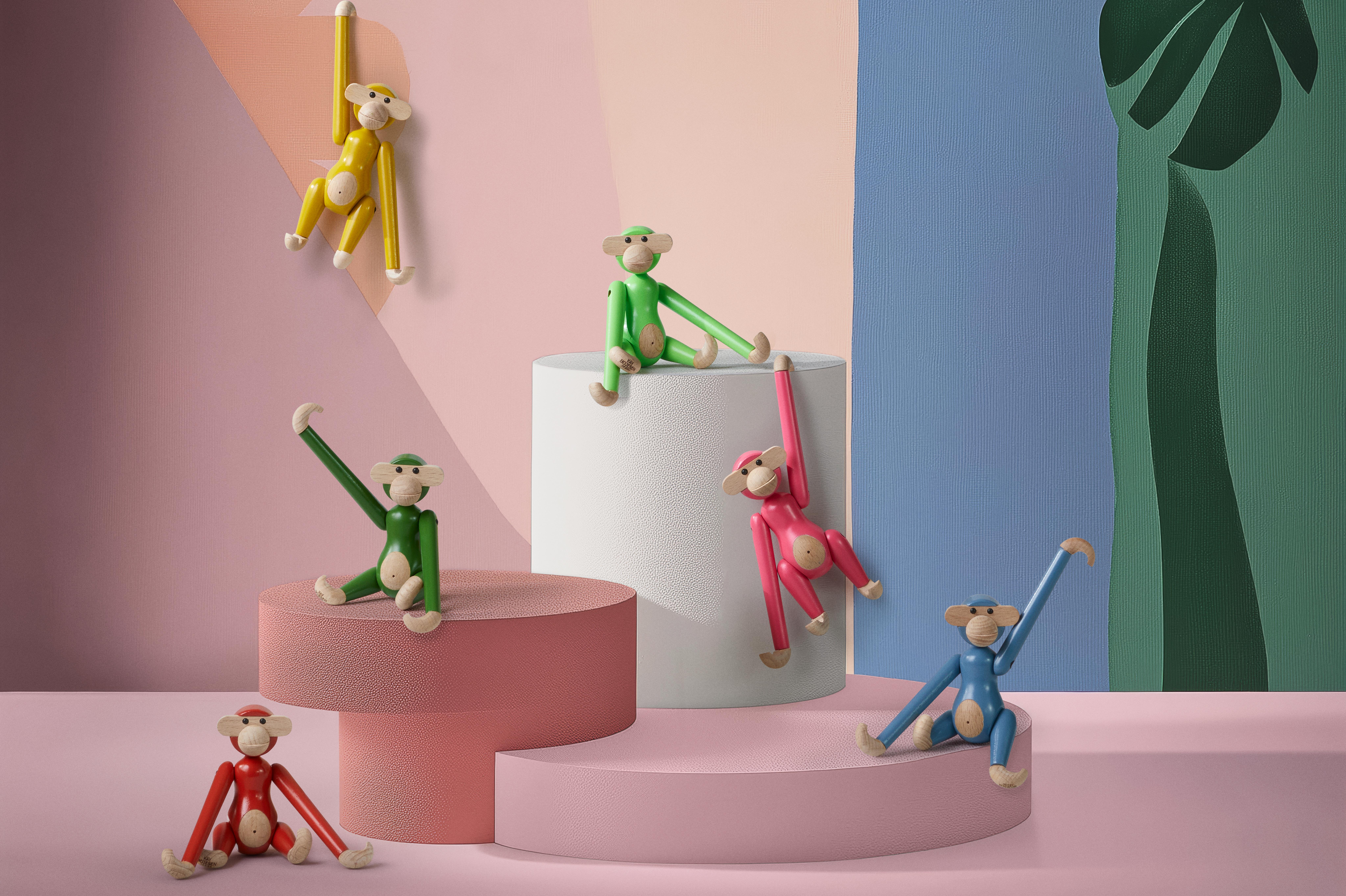 Inredning, ljusstakar, ljuslyktor, vaser och dylikt på bord med beige linneduk 