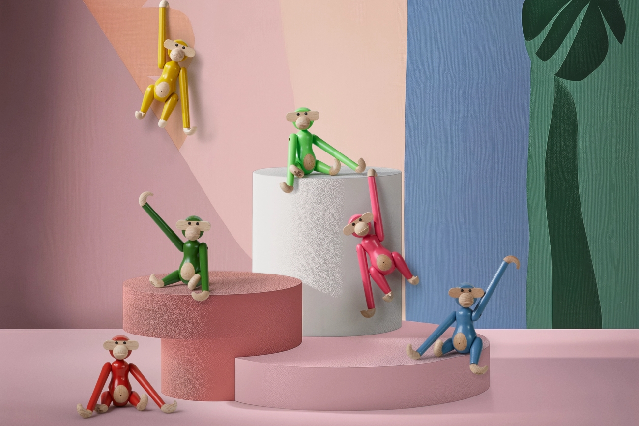 kay bojesen apinat väreissä vihreä keltainen punainen ja sininen värikkäässä huoneessa