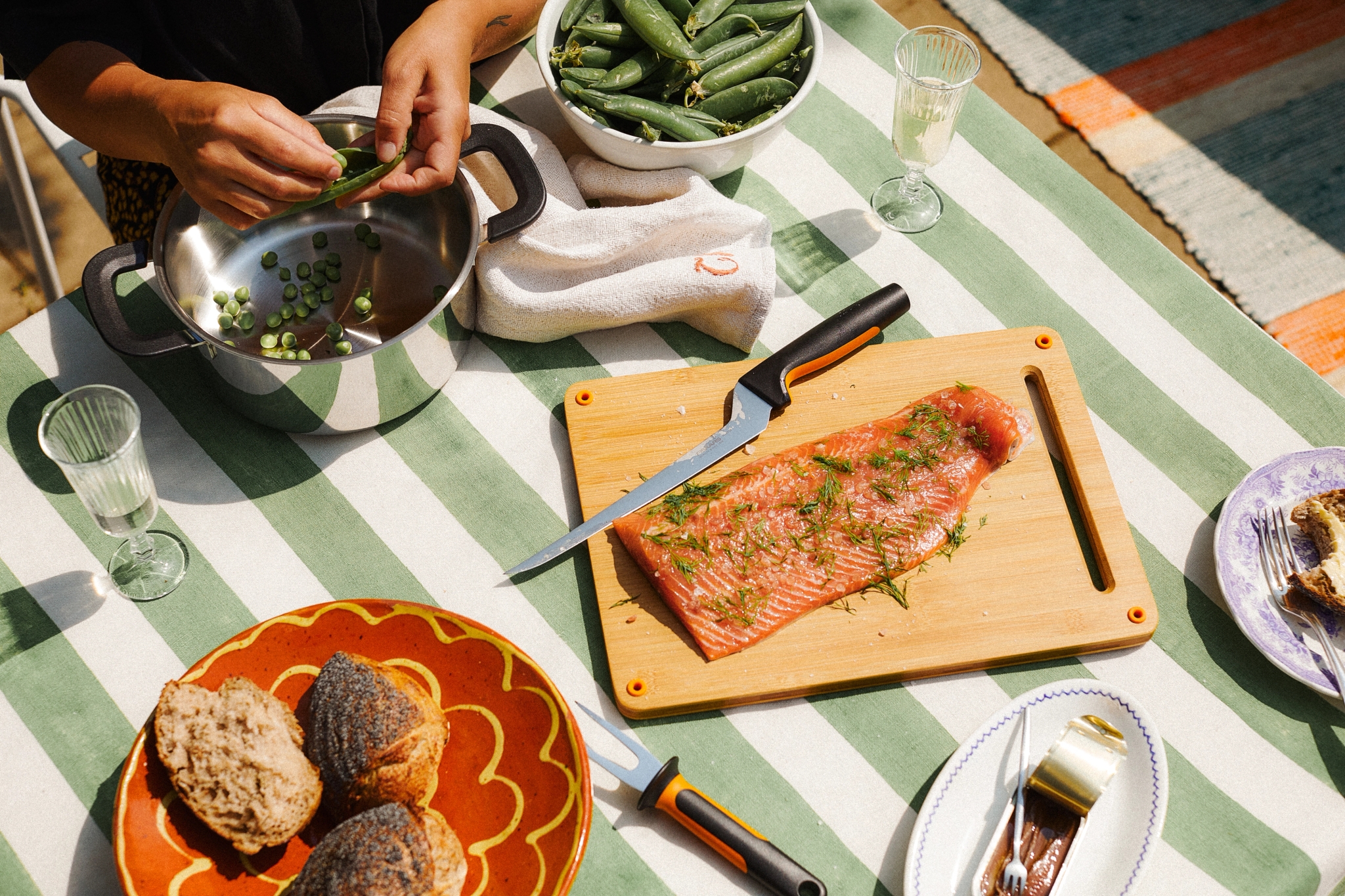 Fileerausveitsi ja viipaloidut tomaatit marmori työtasolla