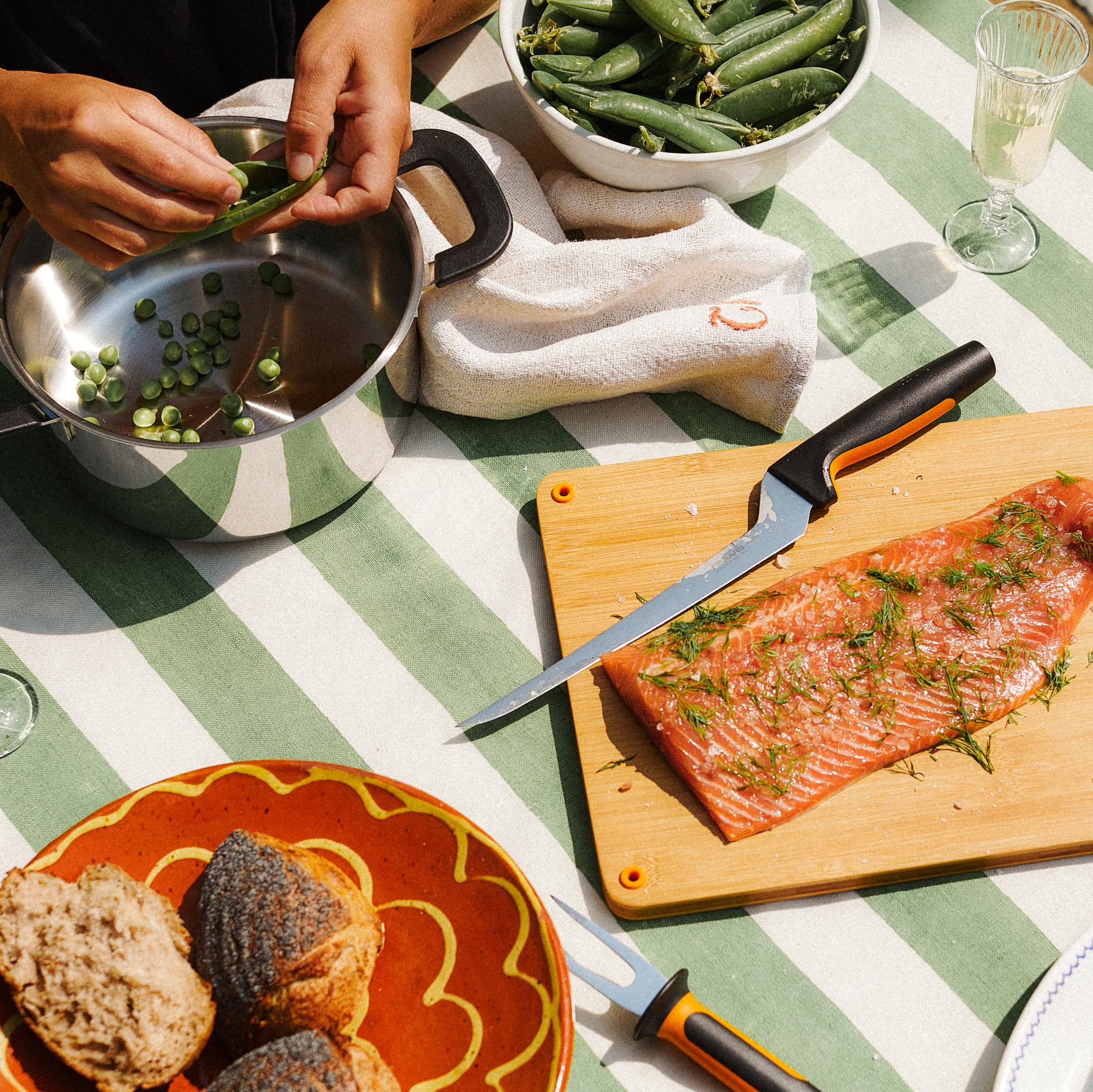 Fileerausveitsi ja viipaloidut tomaatit marmori työtasolla