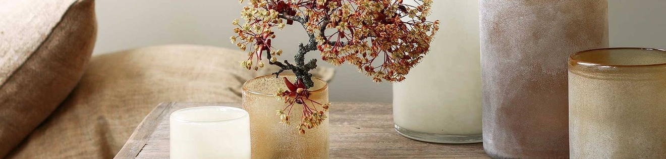 Tell Me More Interiors ihanat lasiset kynttilälyhdyt Frost ja lyric sarjat erikokoiset kynttilälyhdyt  ruskea valkoinen keltainen