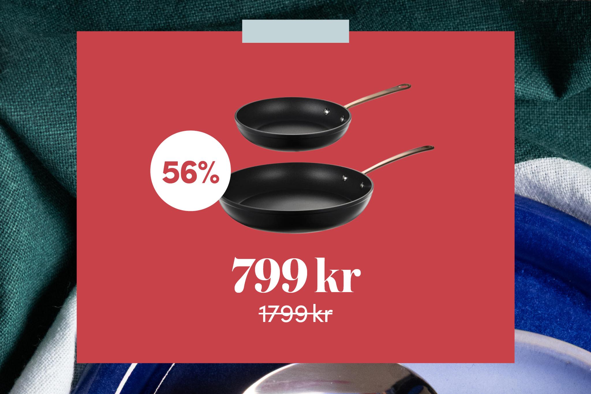 To svarte stekepanner, en liten og en stor, vist på rød bakgrunn med 56 % rabatt